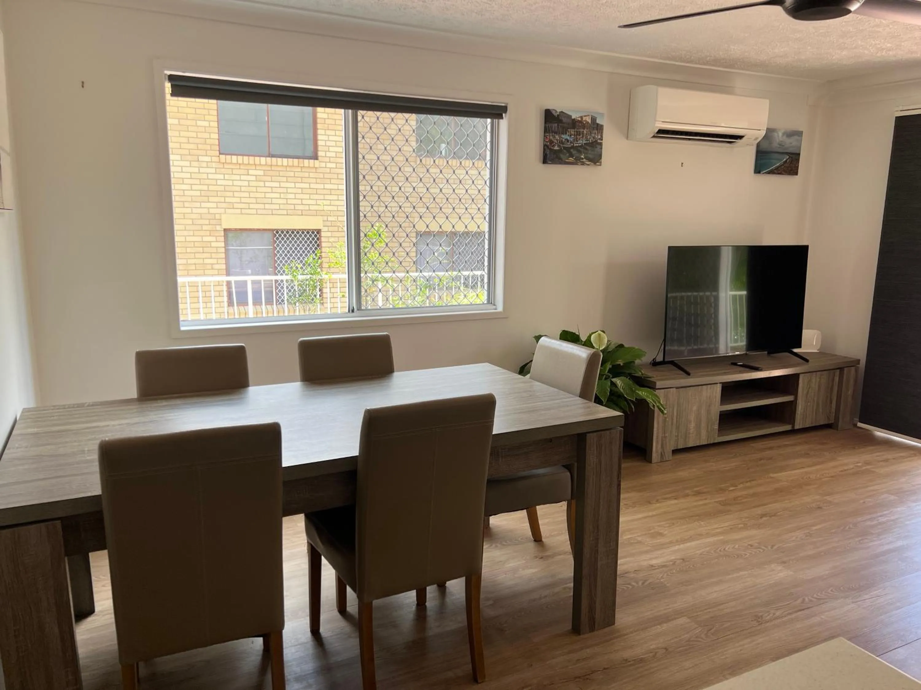 Dining area in Cascade Gardens Apartments