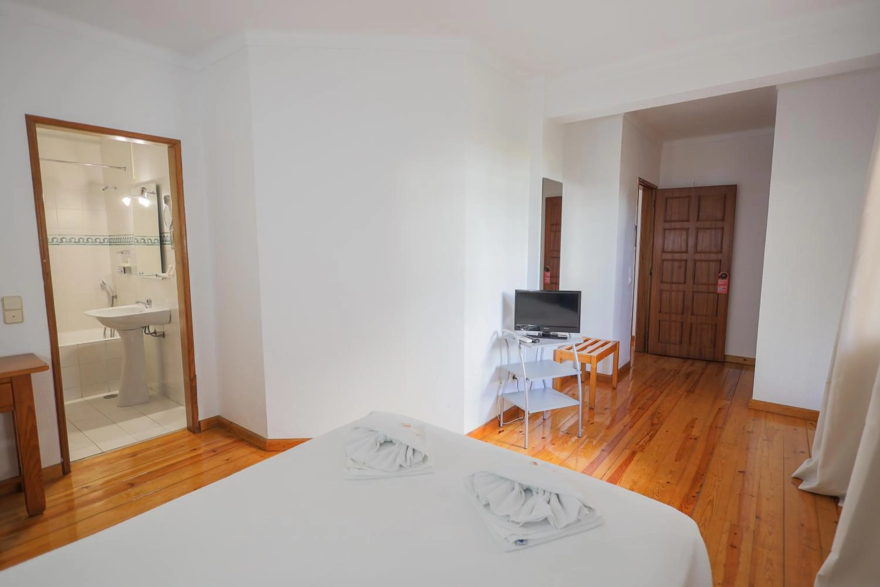 TV and multimedia, Bed in Portimão Center Hotel by Umbral