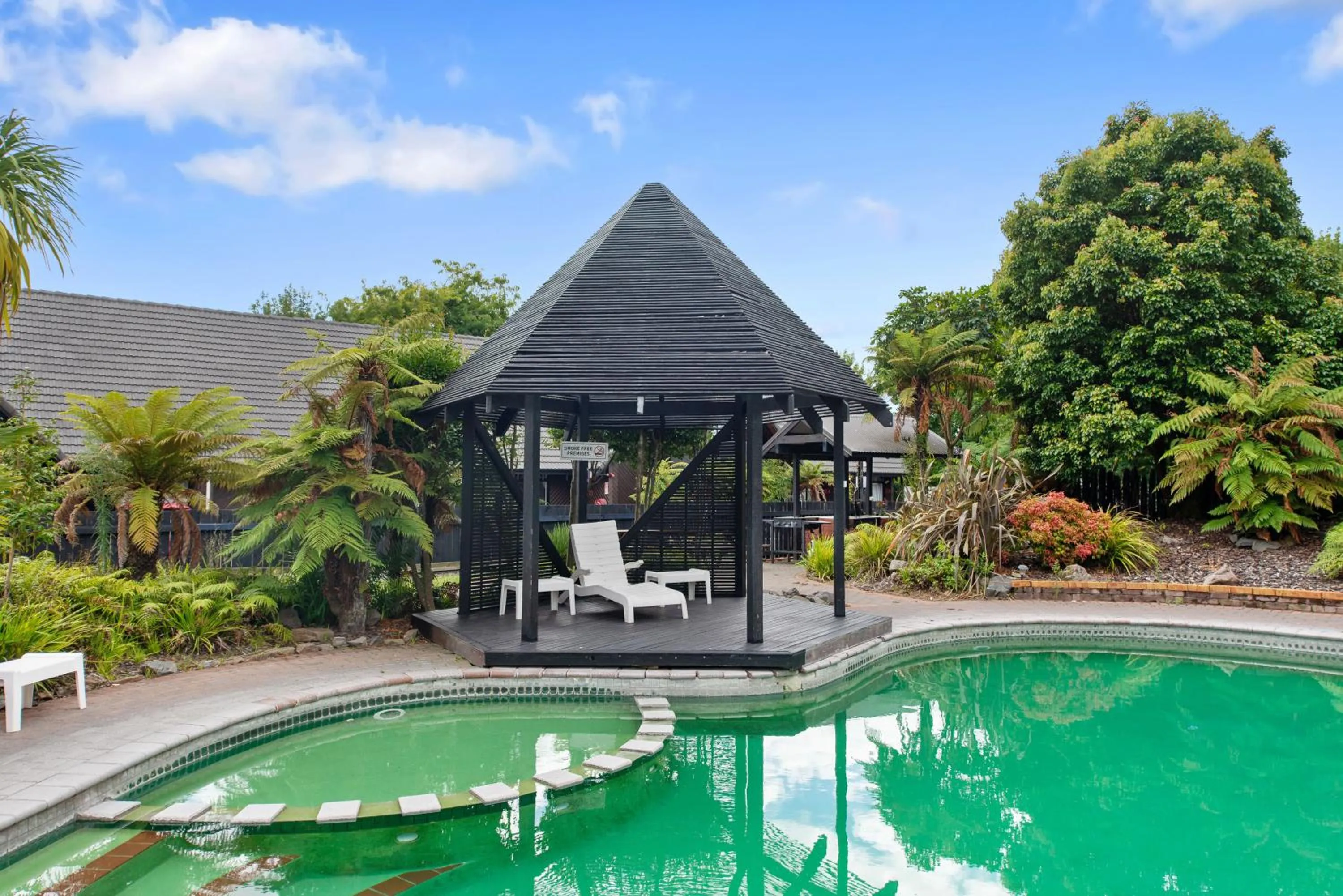 Swimming pool in Wylie Court Motor Lodge