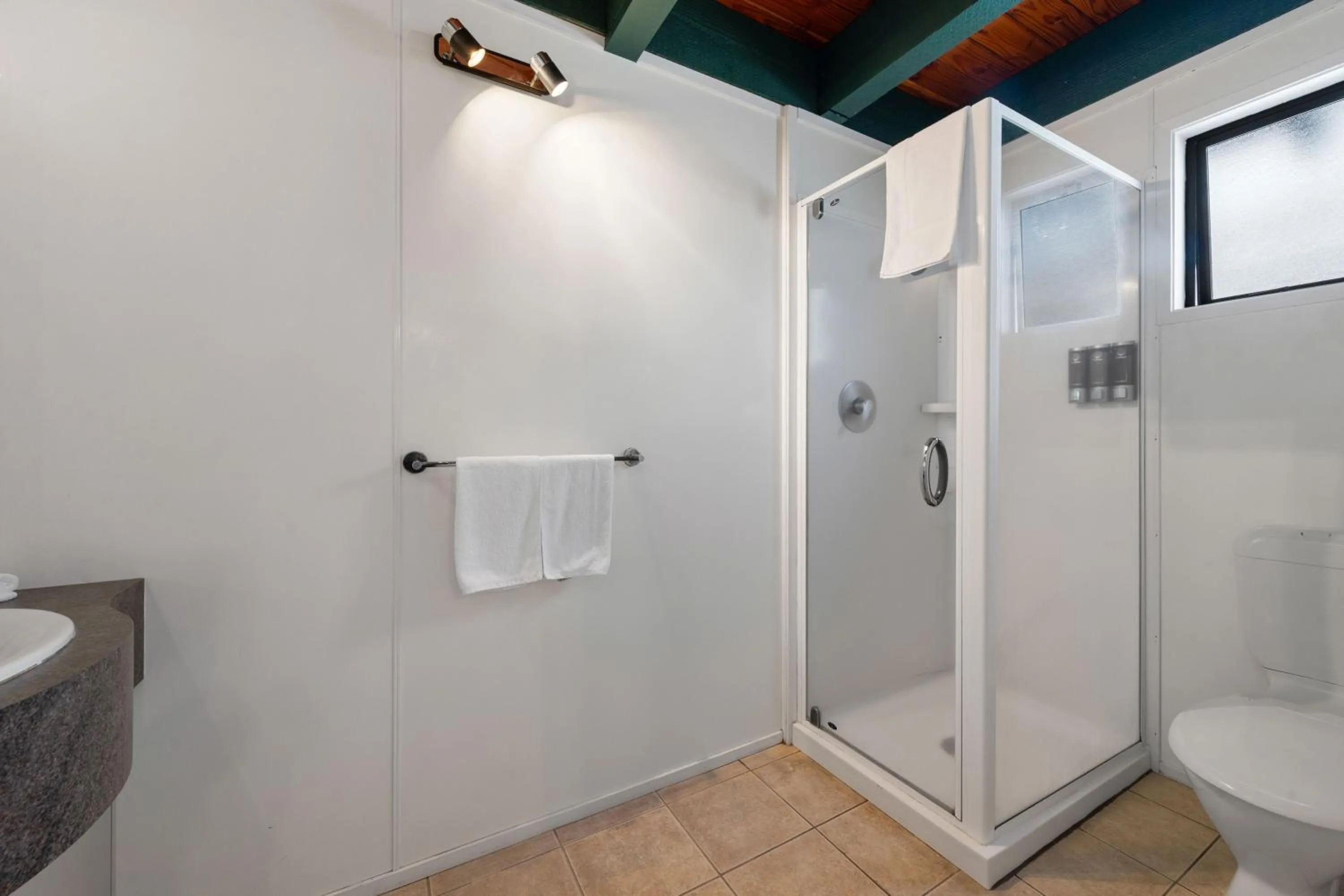 Shower in Wylie Court Motor Lodge