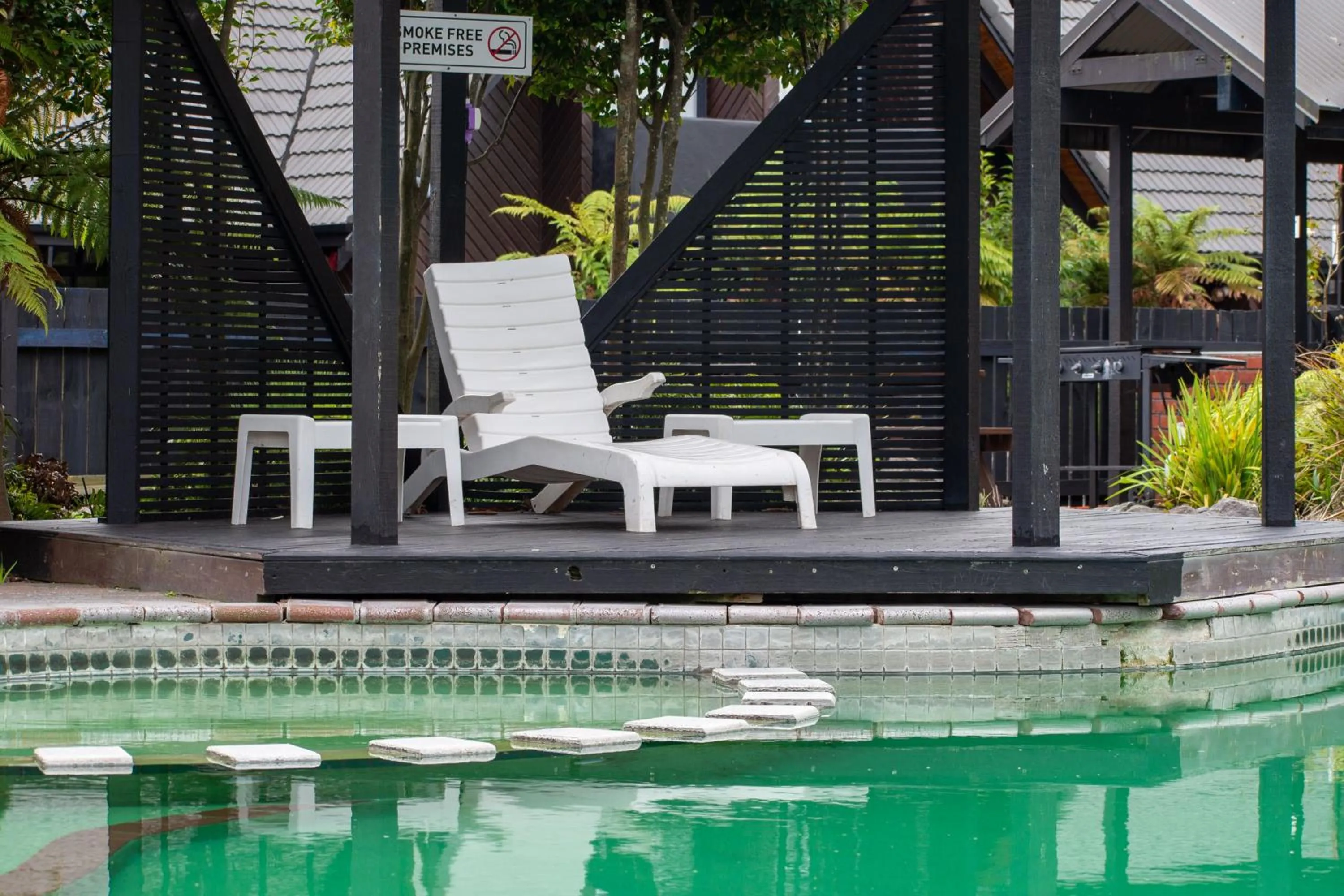 Swimming pool in Wylie Court Motor Lodge
