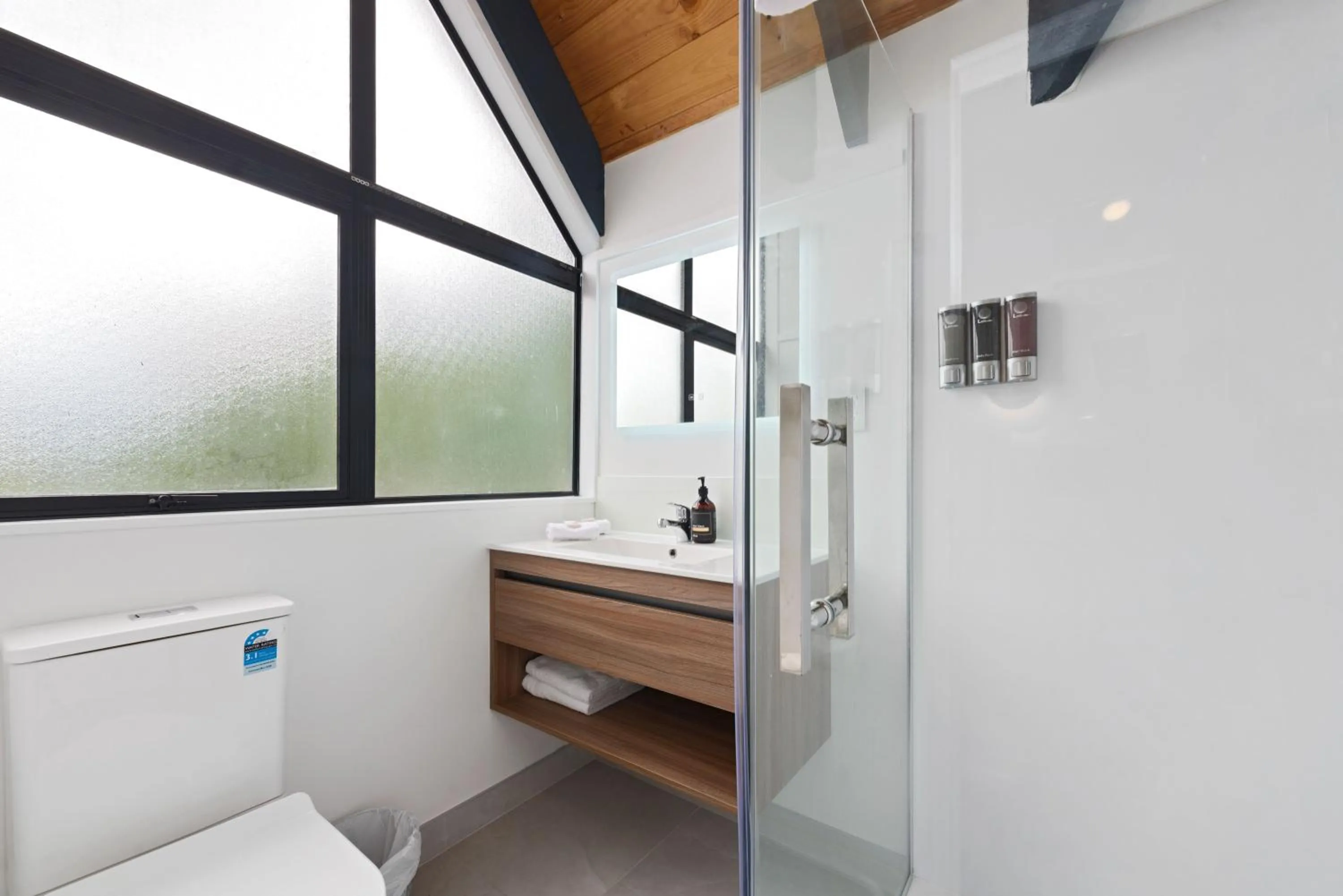 Shower in Wylie Court Motor Lodge