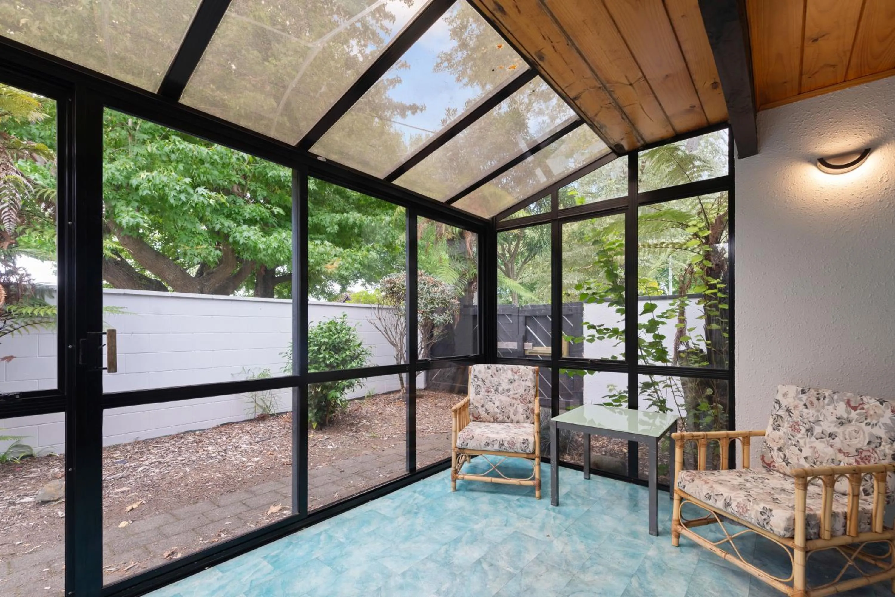 Seating area in Wylie Court Motor Lodge