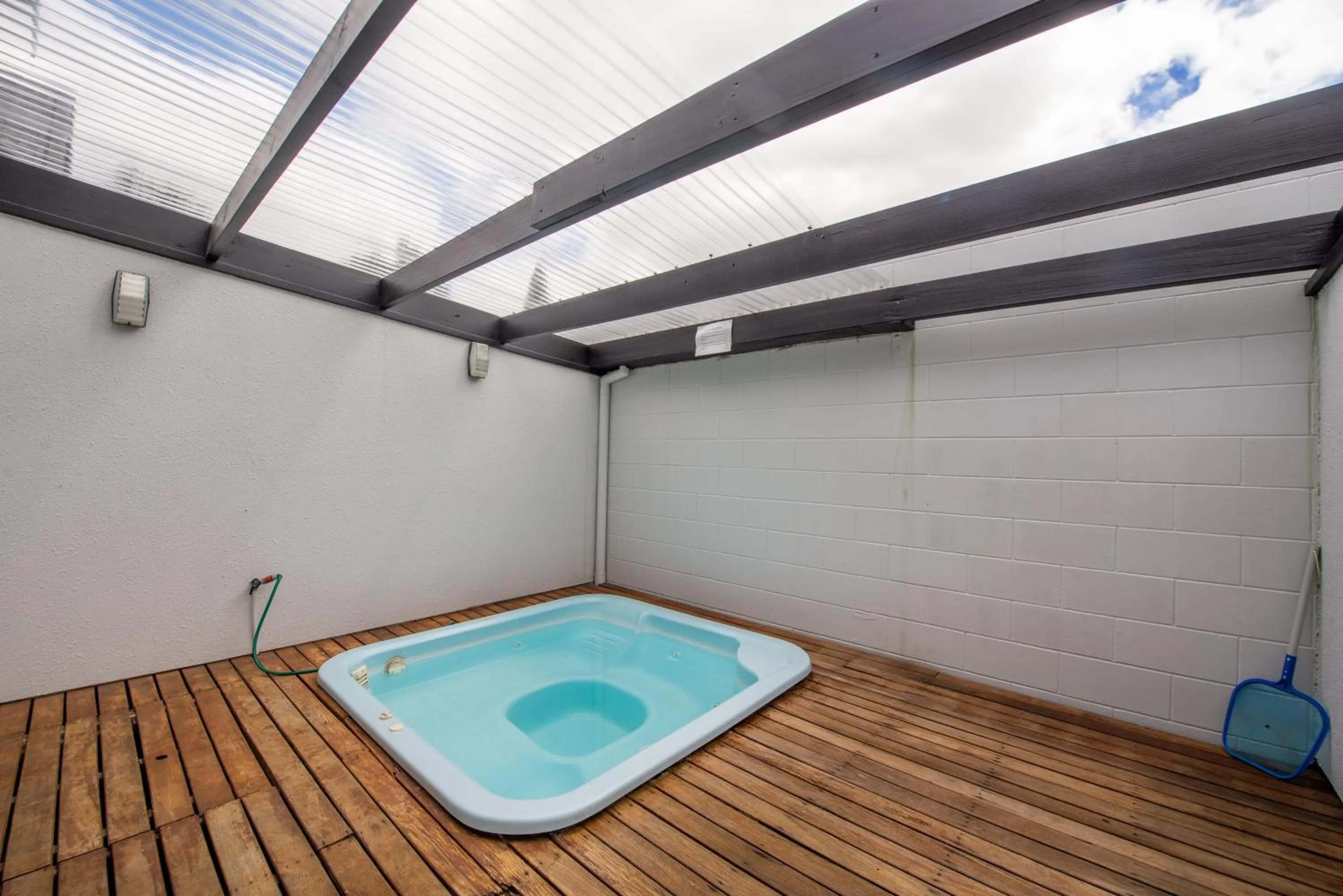 Hot Tub in Wylie Court Motor Lodge