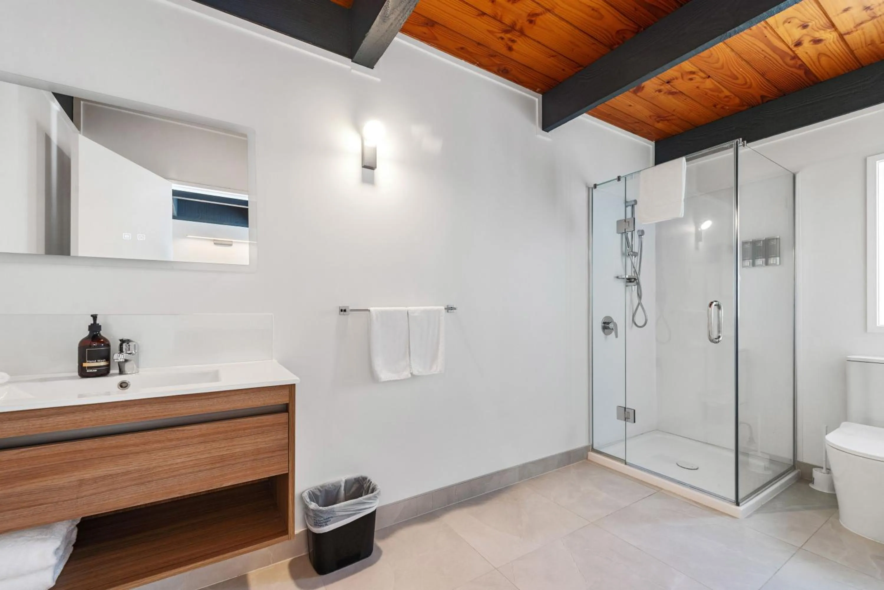 Shower in Wylie Court Motor Lodge