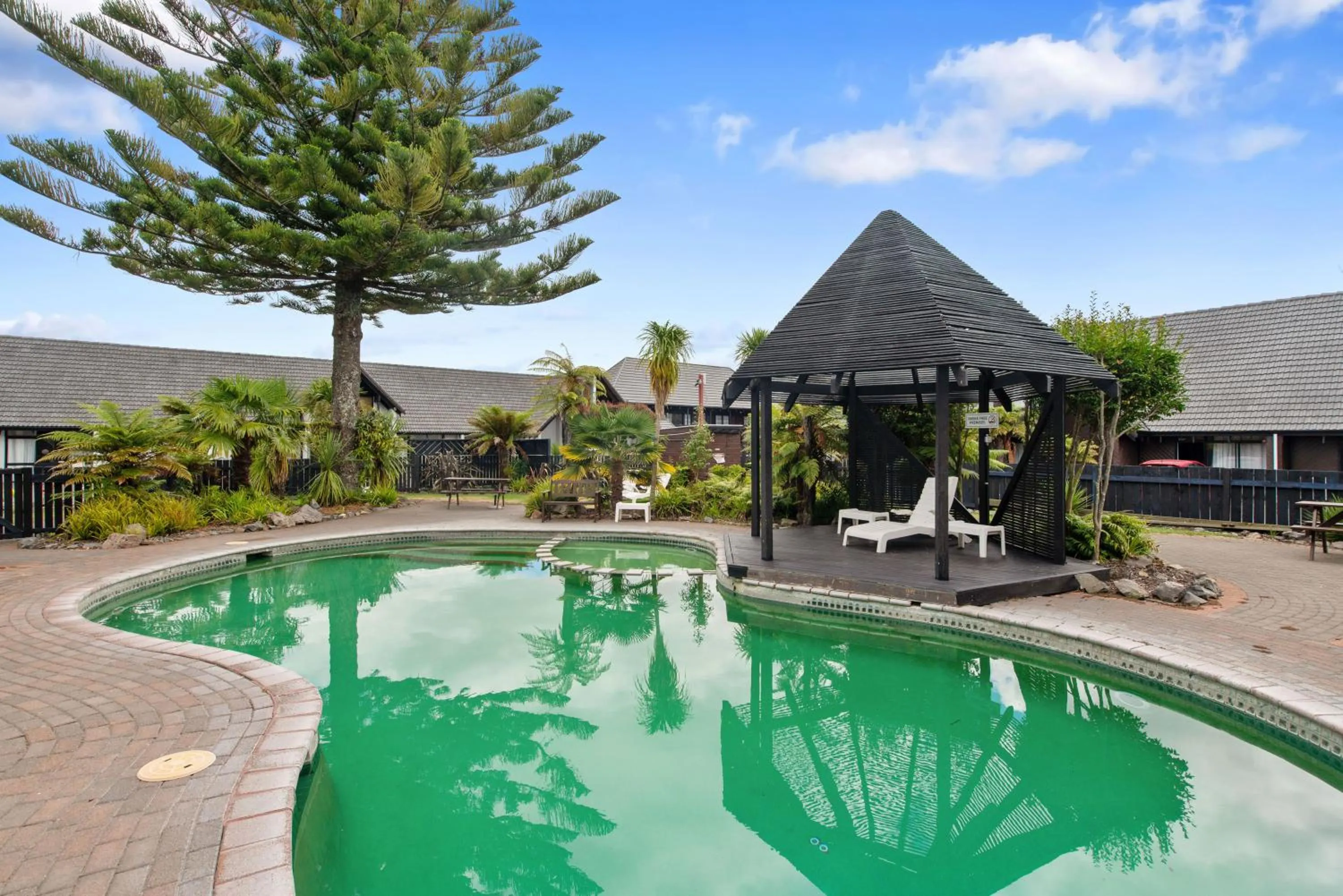Swimming pool in Wylie Court Motor Lodge