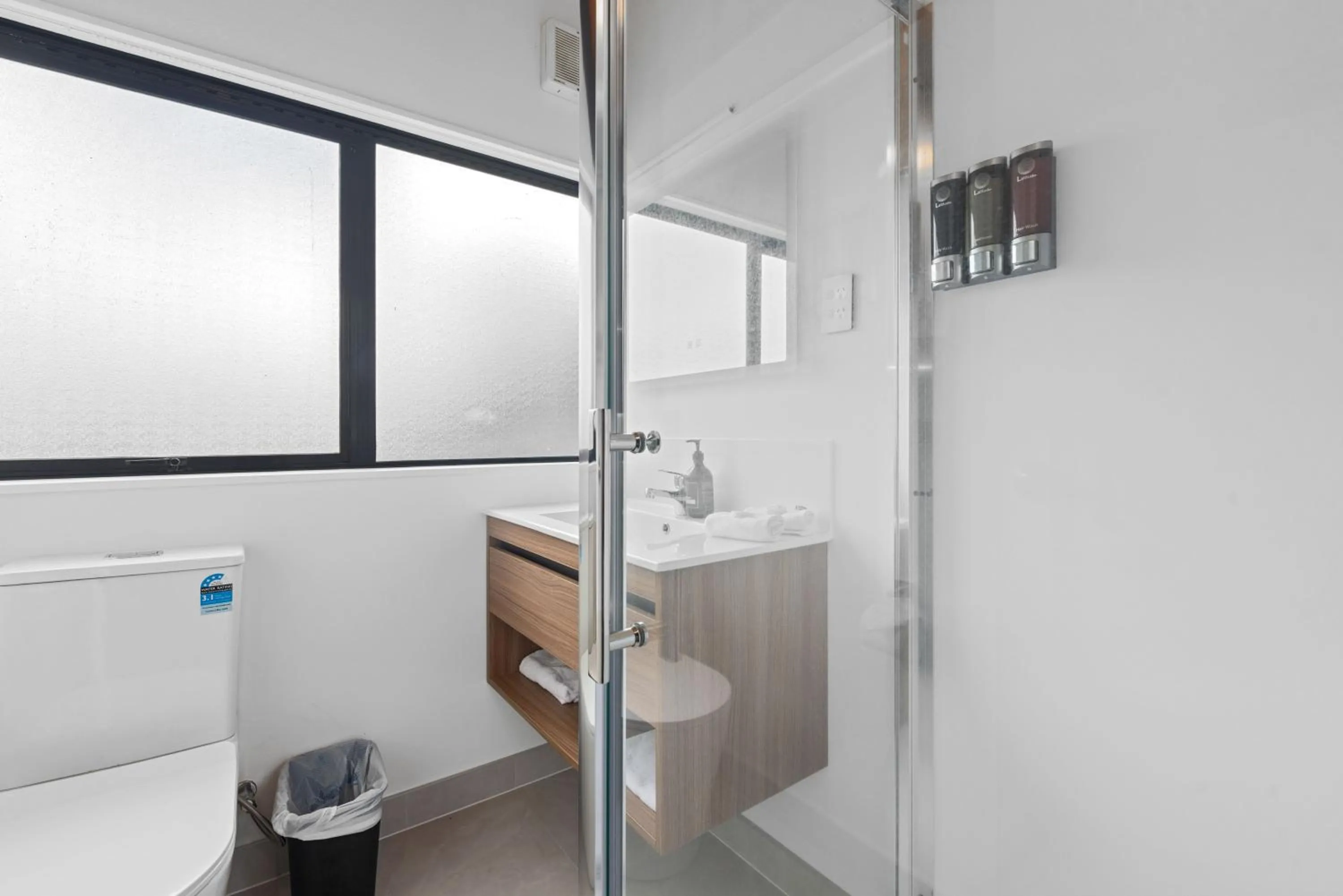 Shower in Wylie Court Motor Lodge