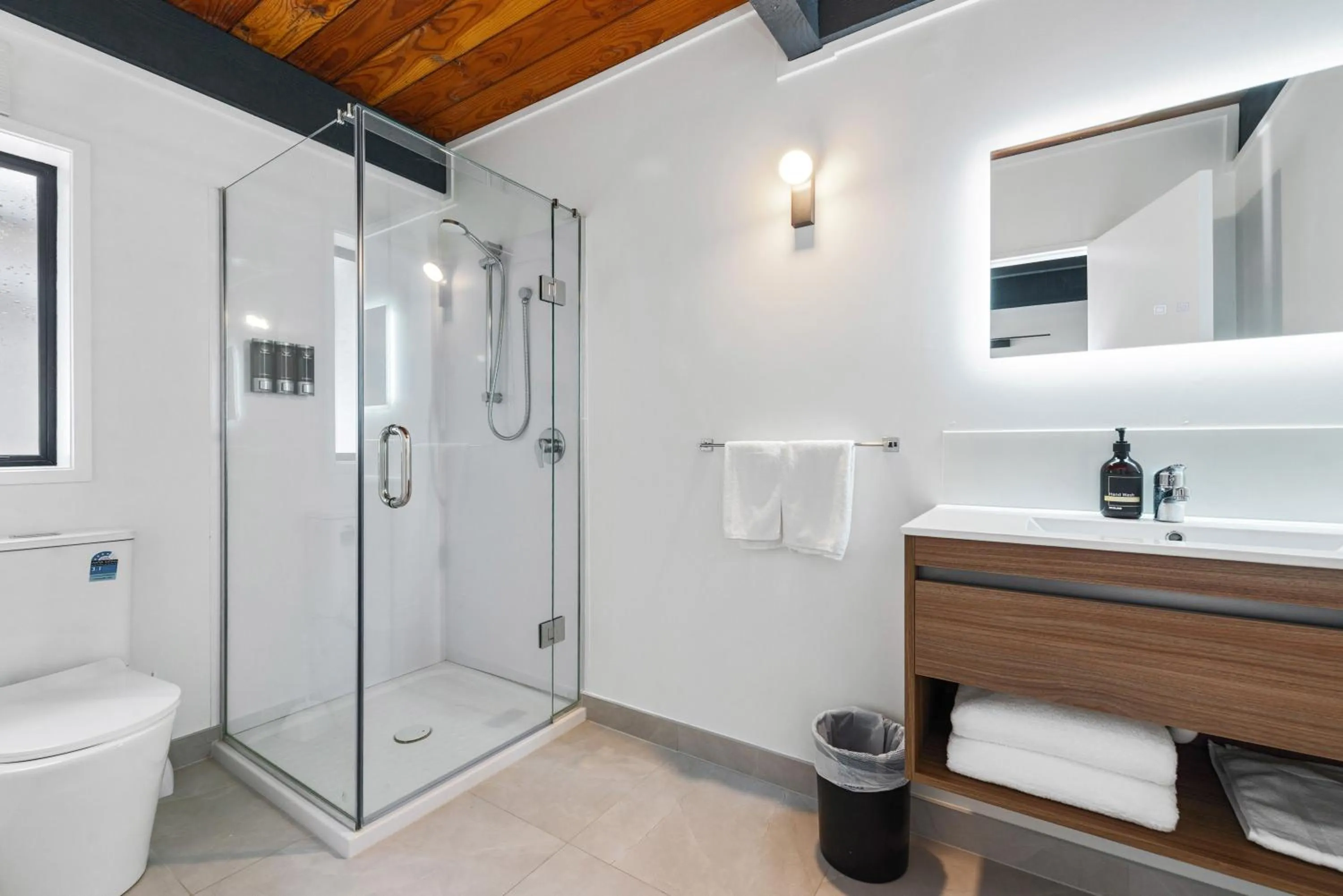 Shower in Wylie Court Motor Lodge