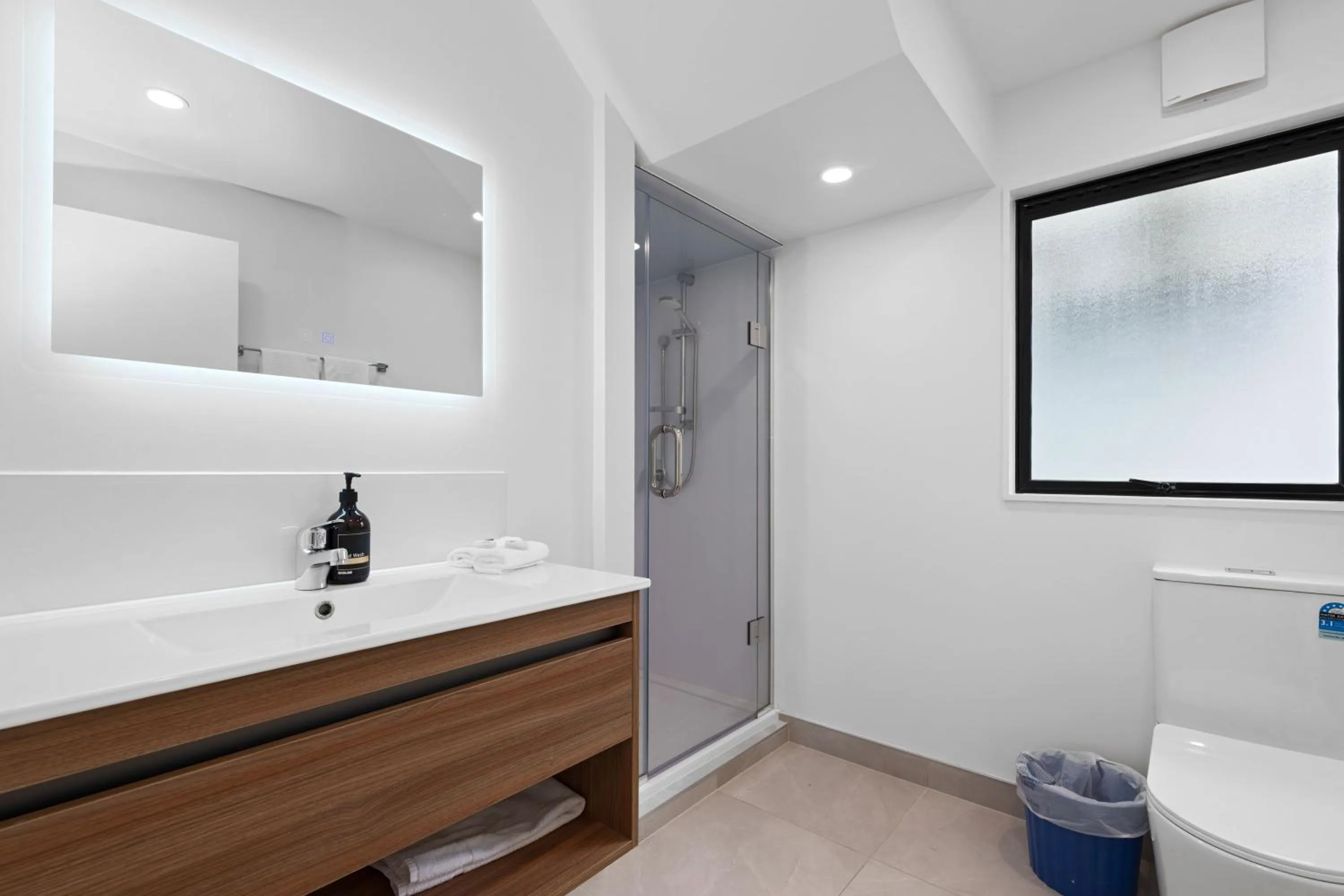 Shower in Wylie Court Motor Lodge