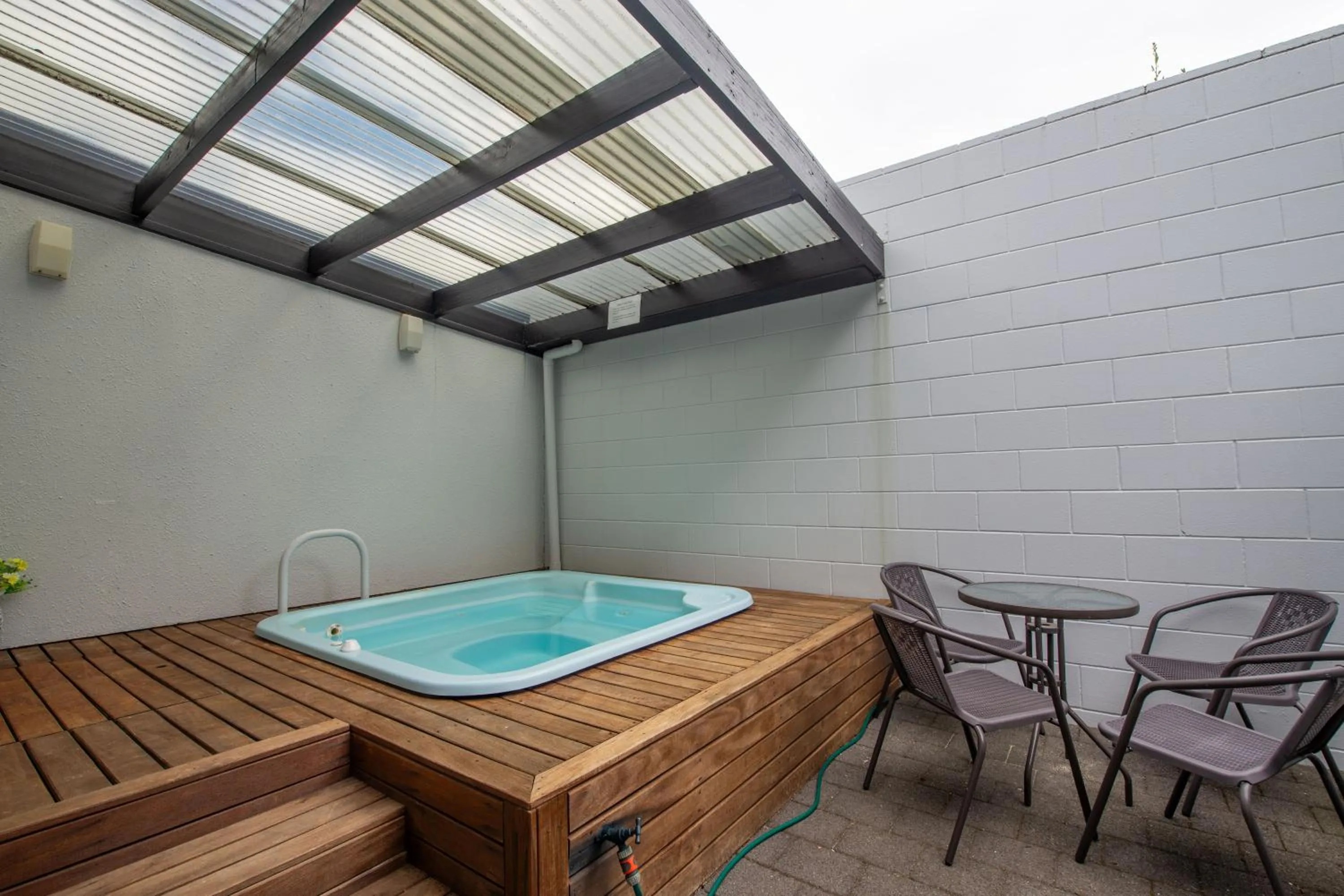 Hot Tub in Wylie Court Motor Lodge