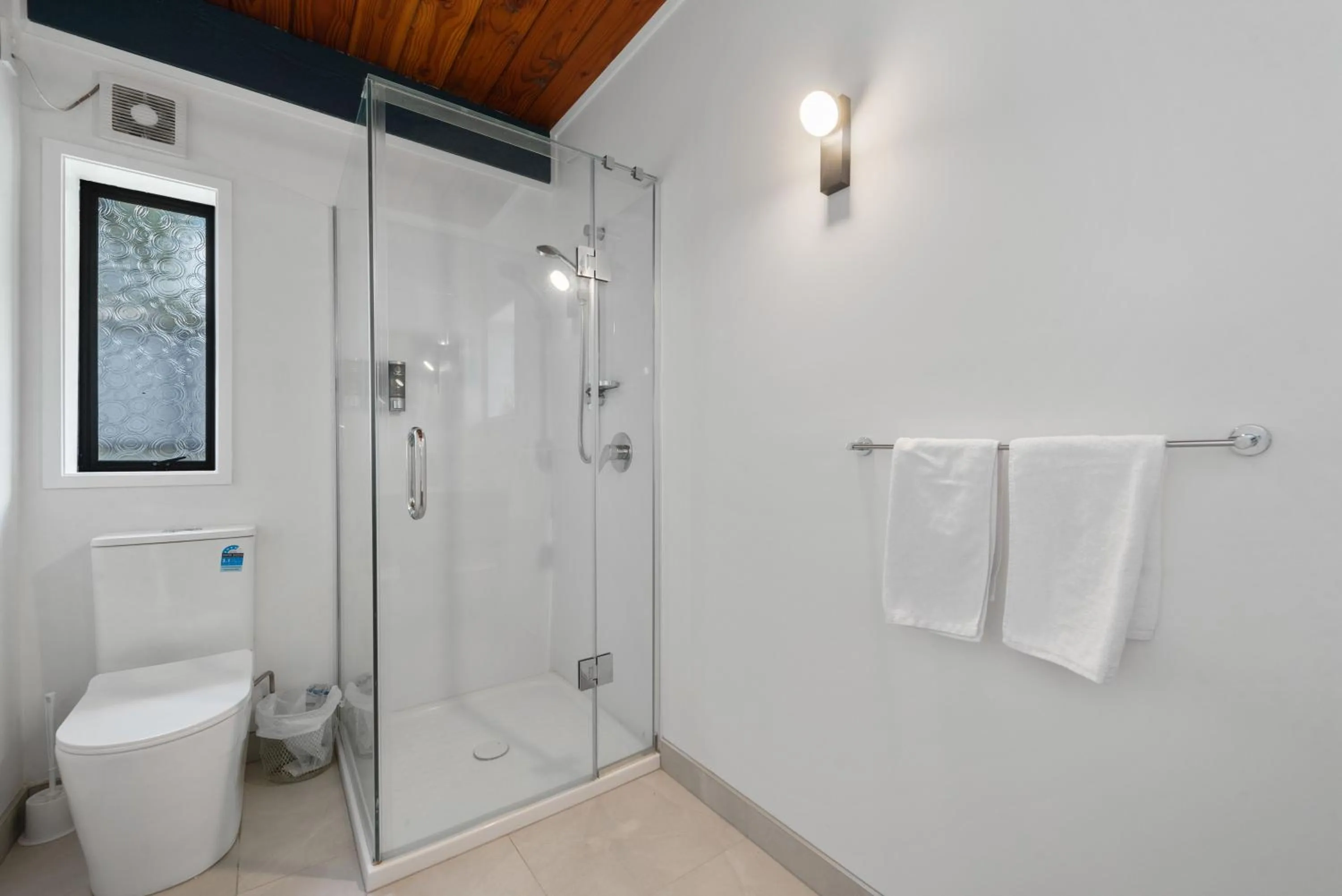 Shower in Wylie Court Motor Lodge