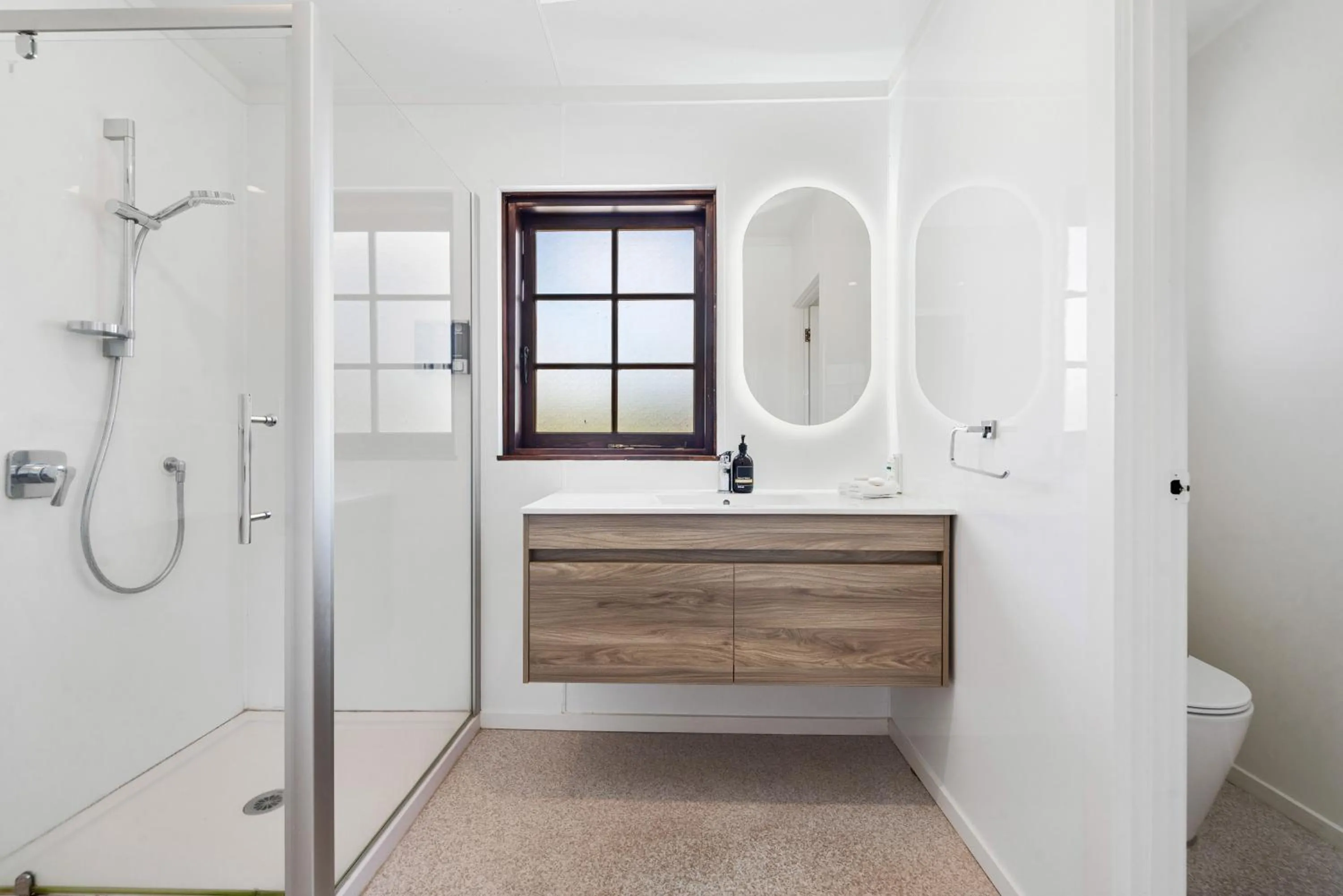 Shower in Wylie Court Motor Lodge