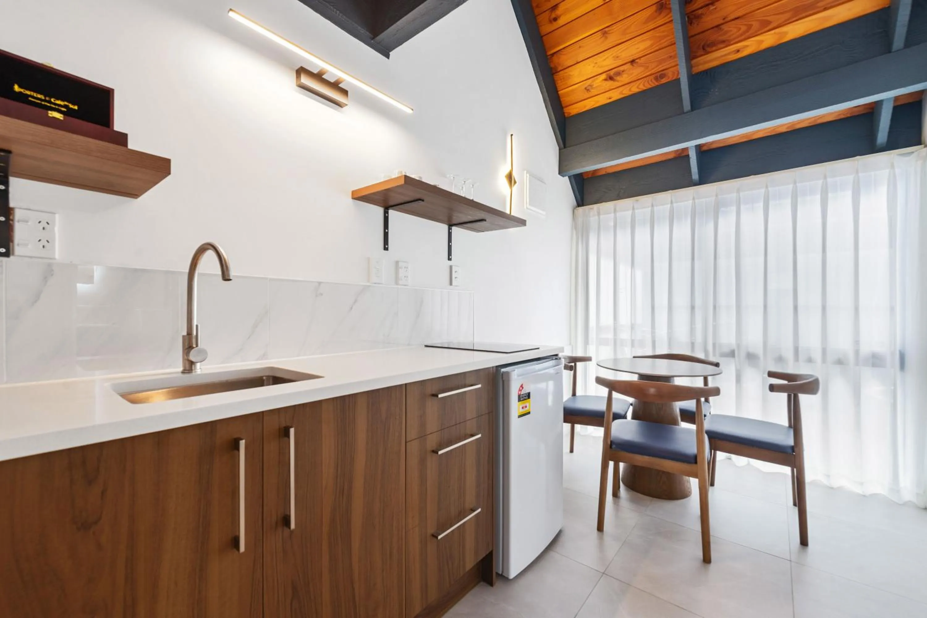 Kitchen or kitchenette in Wylie Court Motor Lodge