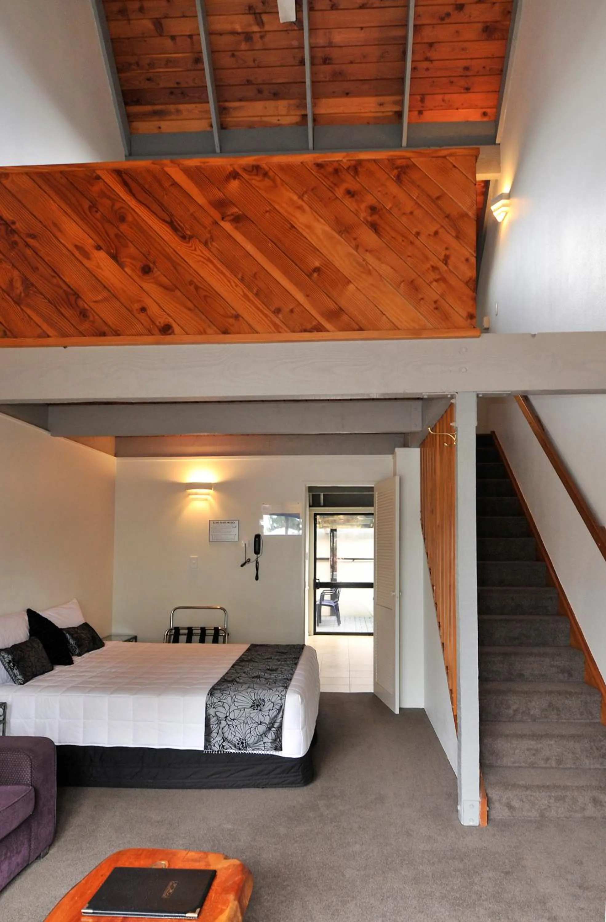 Family Triple Studio with Heated plunge Pool in Wylie Court Motor Lodge