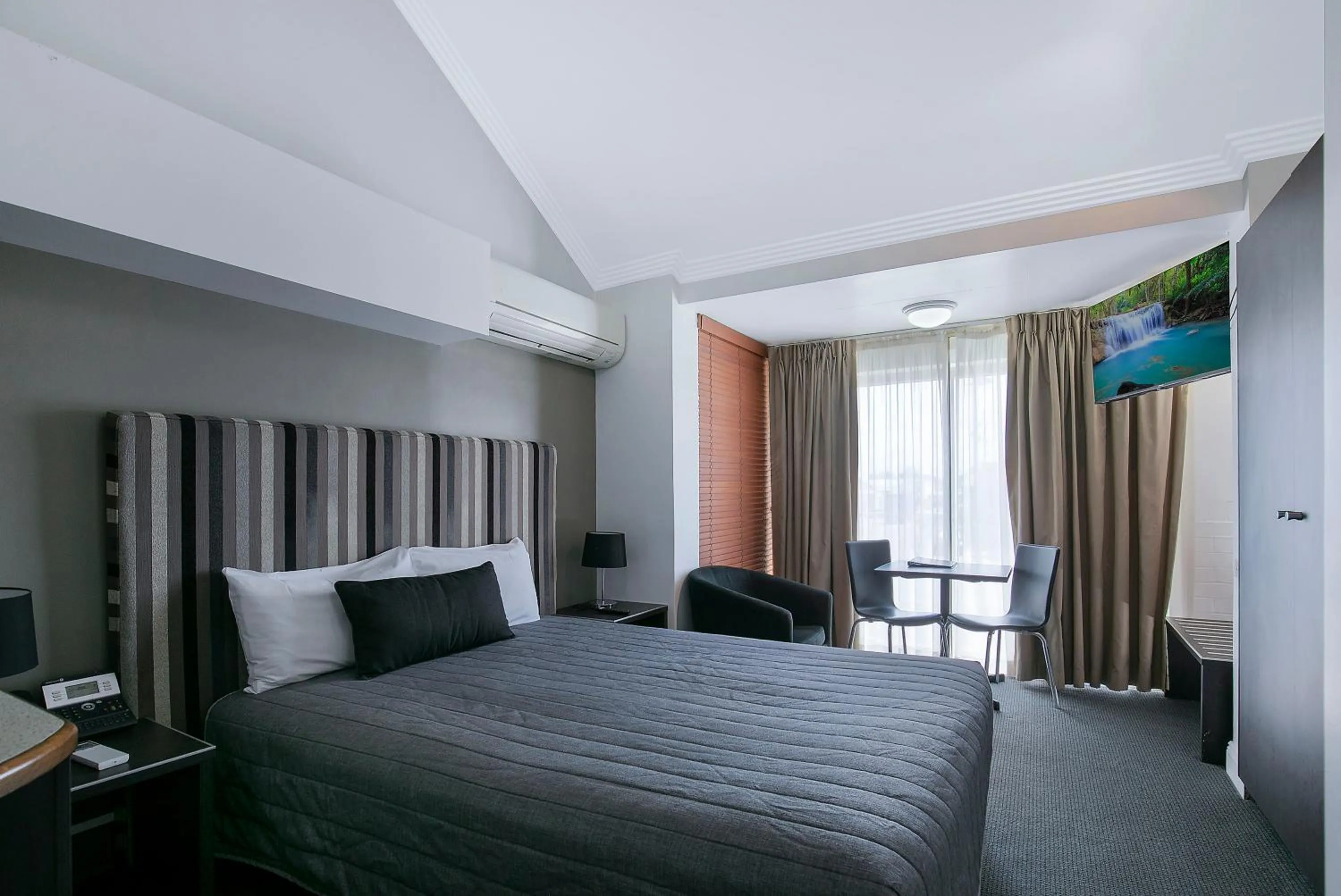 Bed in Comfort Inn & Apartments Northgate Airport