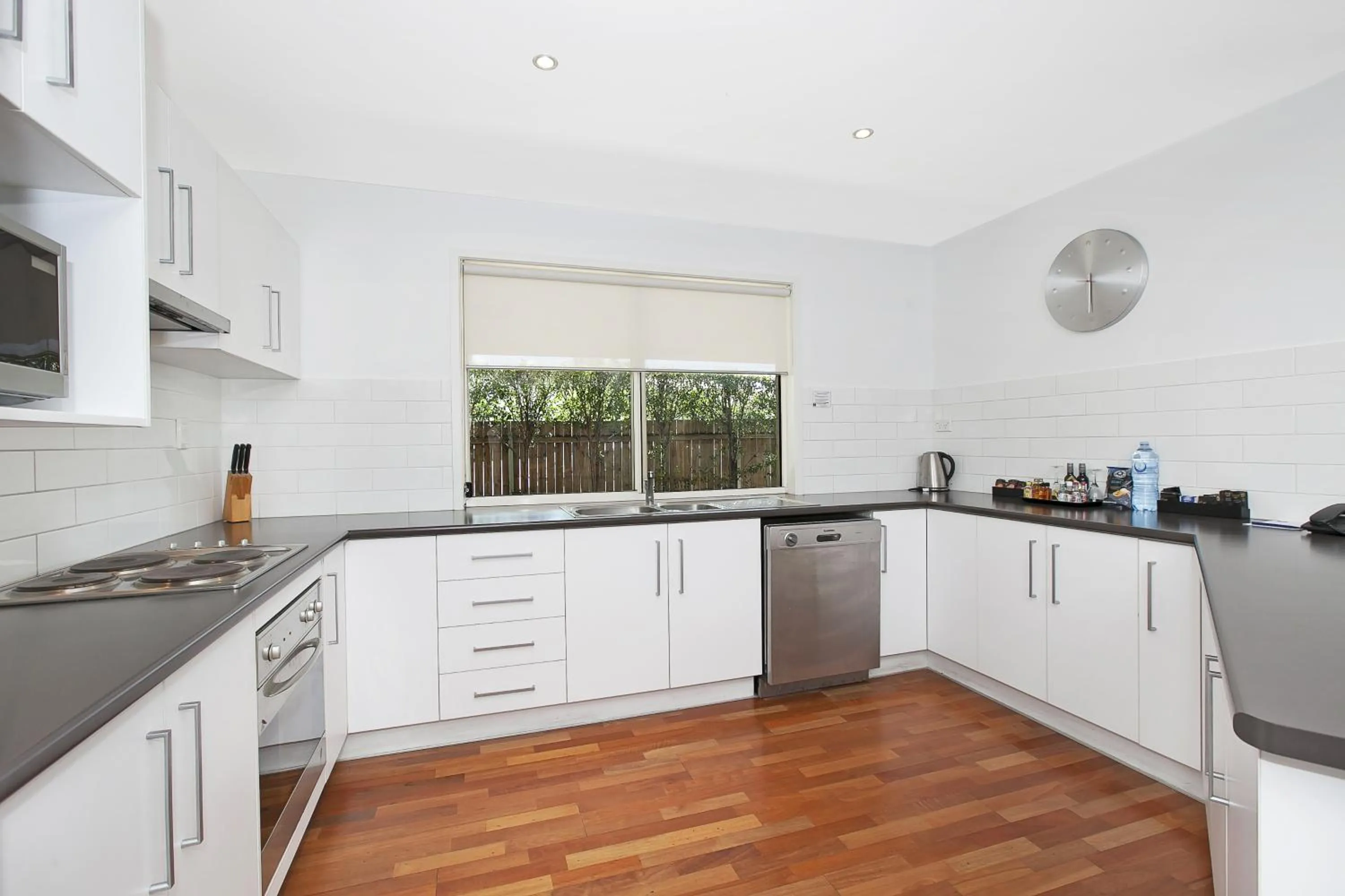 Kitchen or kitchenette in Comfort Inn & Apartments Northgate Airport