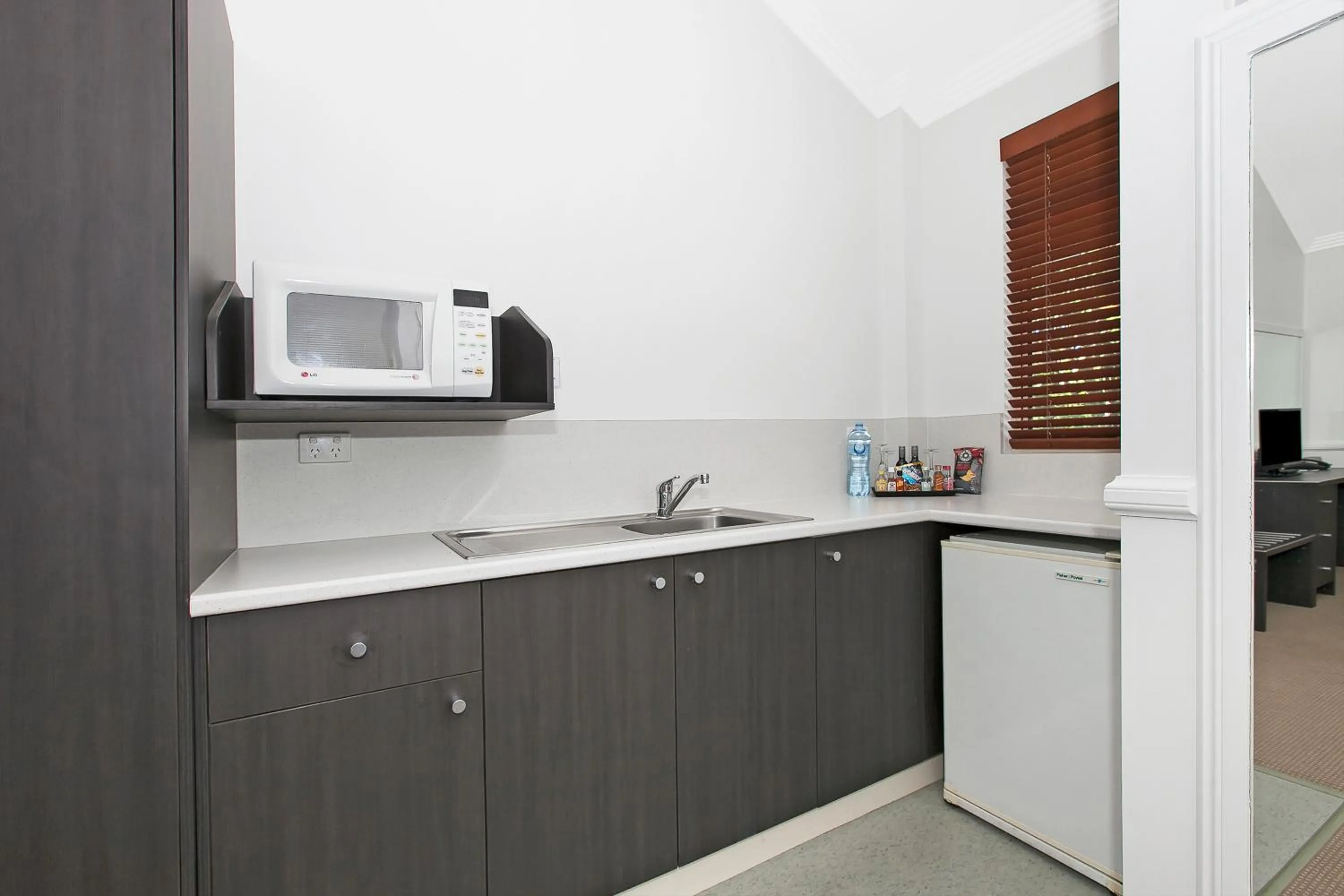 Kitchen or kitchenette in Comfort Inn & Apartments Northgate Airport