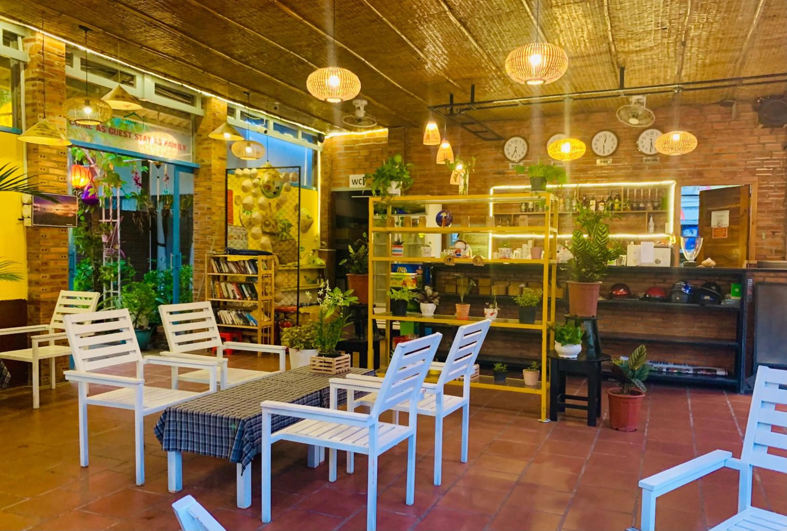 Restaurant/places to eat in Canary Bungalow