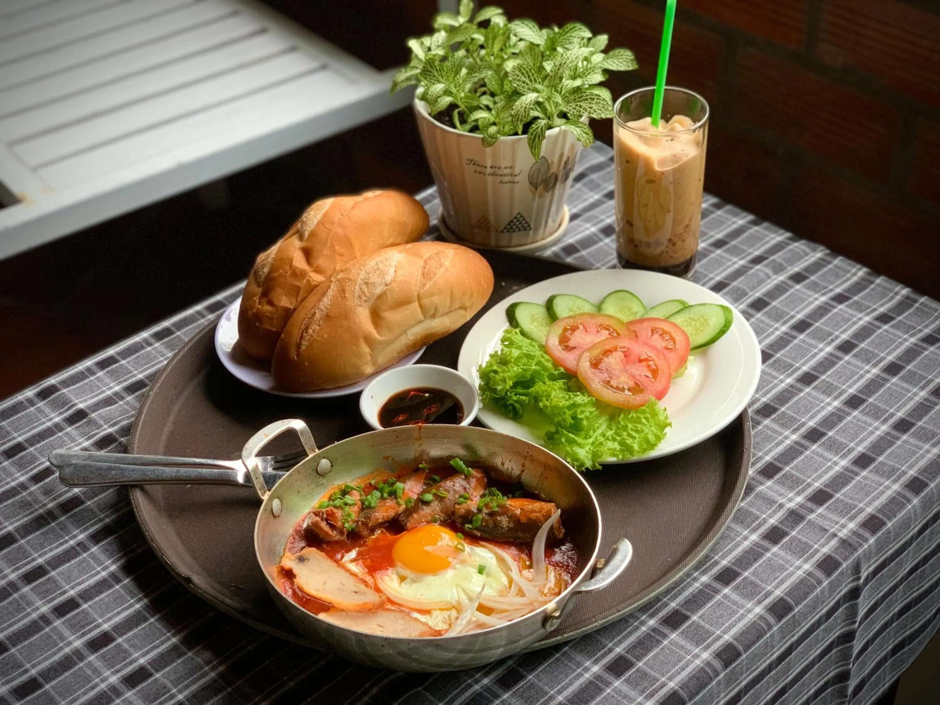 Food and drinks in Canary Bungalow