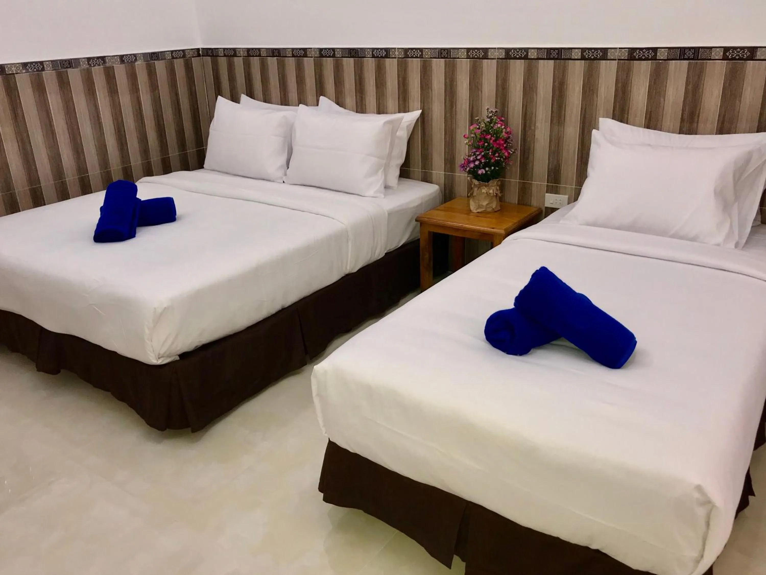 Bedroom, Bed in Canary Bungalow