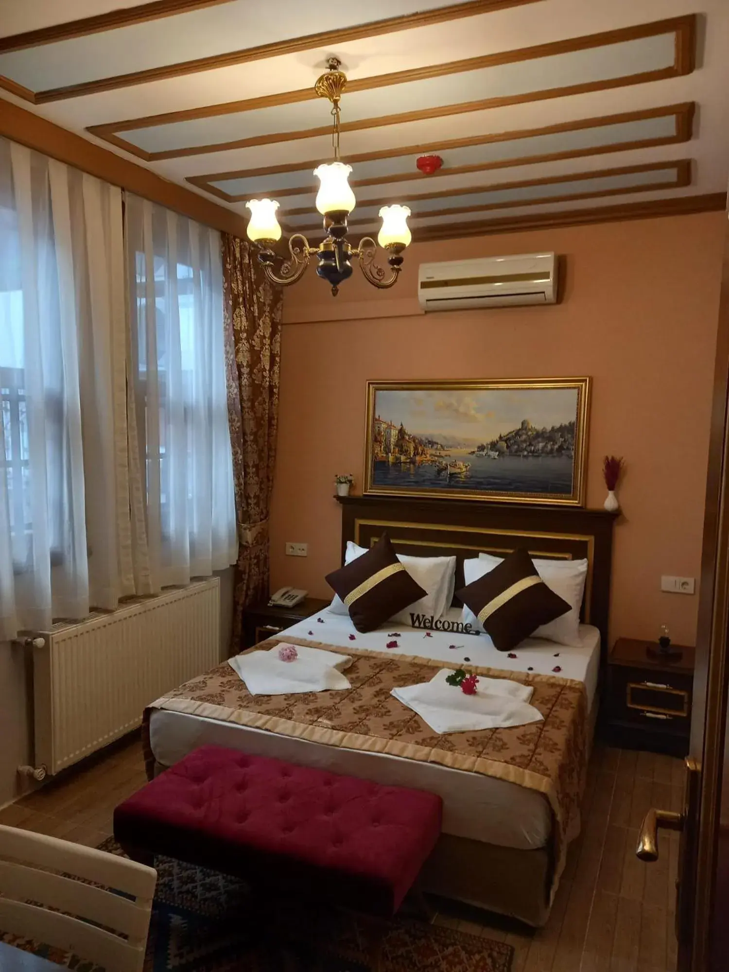Budget Double Room in Emirhan Hotel, Sultanahmet Budget Double Room in Emirhan Hotel, Sultanahmet