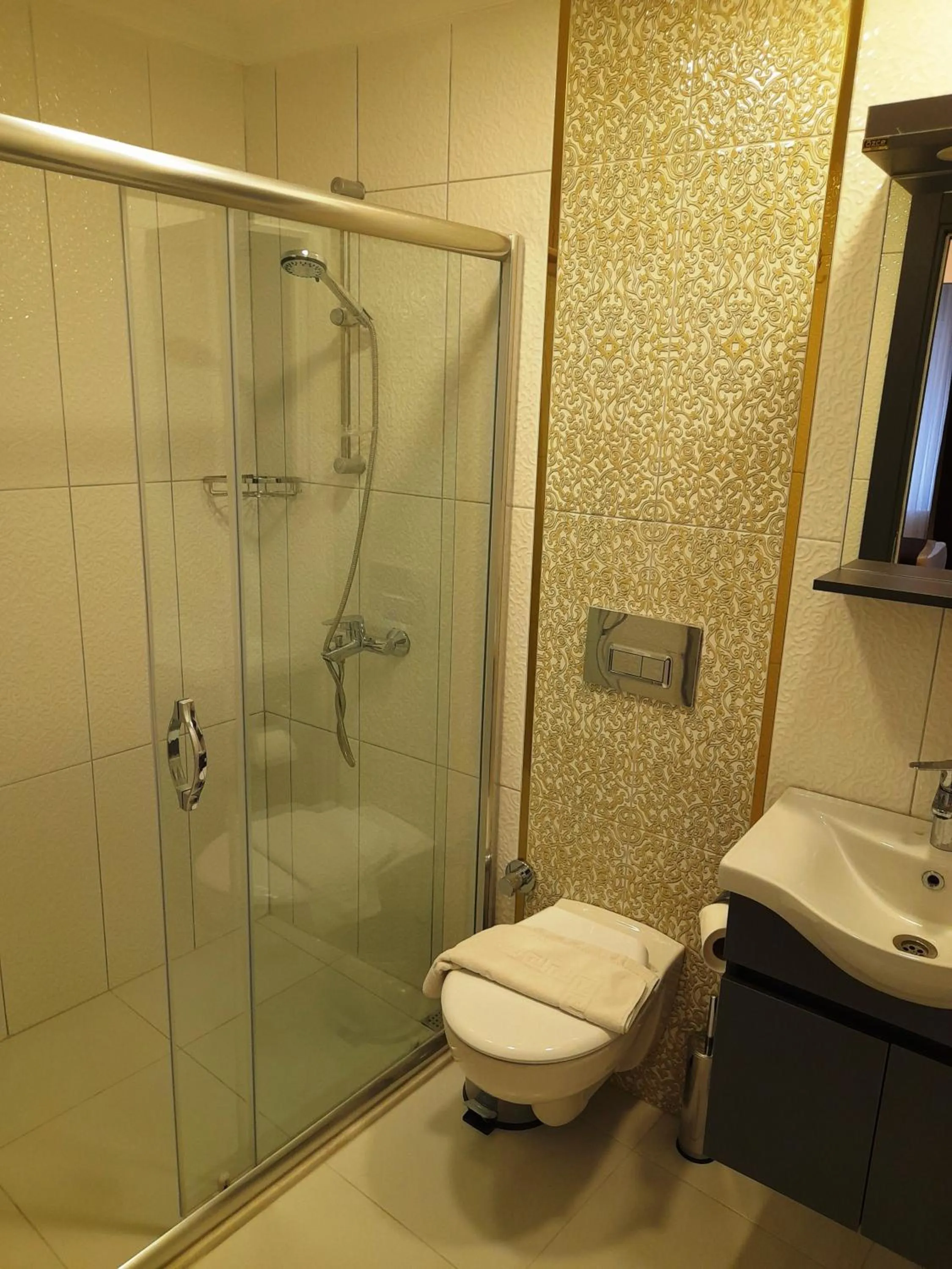 Bathroom in Emirhan Hotel, Sultanahmet
