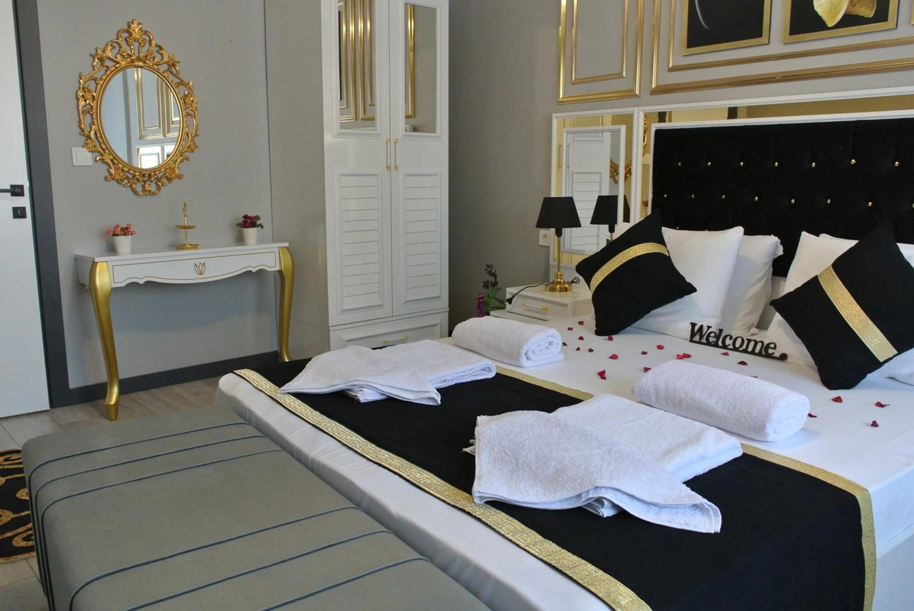 Photo of the whole room, Bed in Emirhan Hotel, Sultanahmet