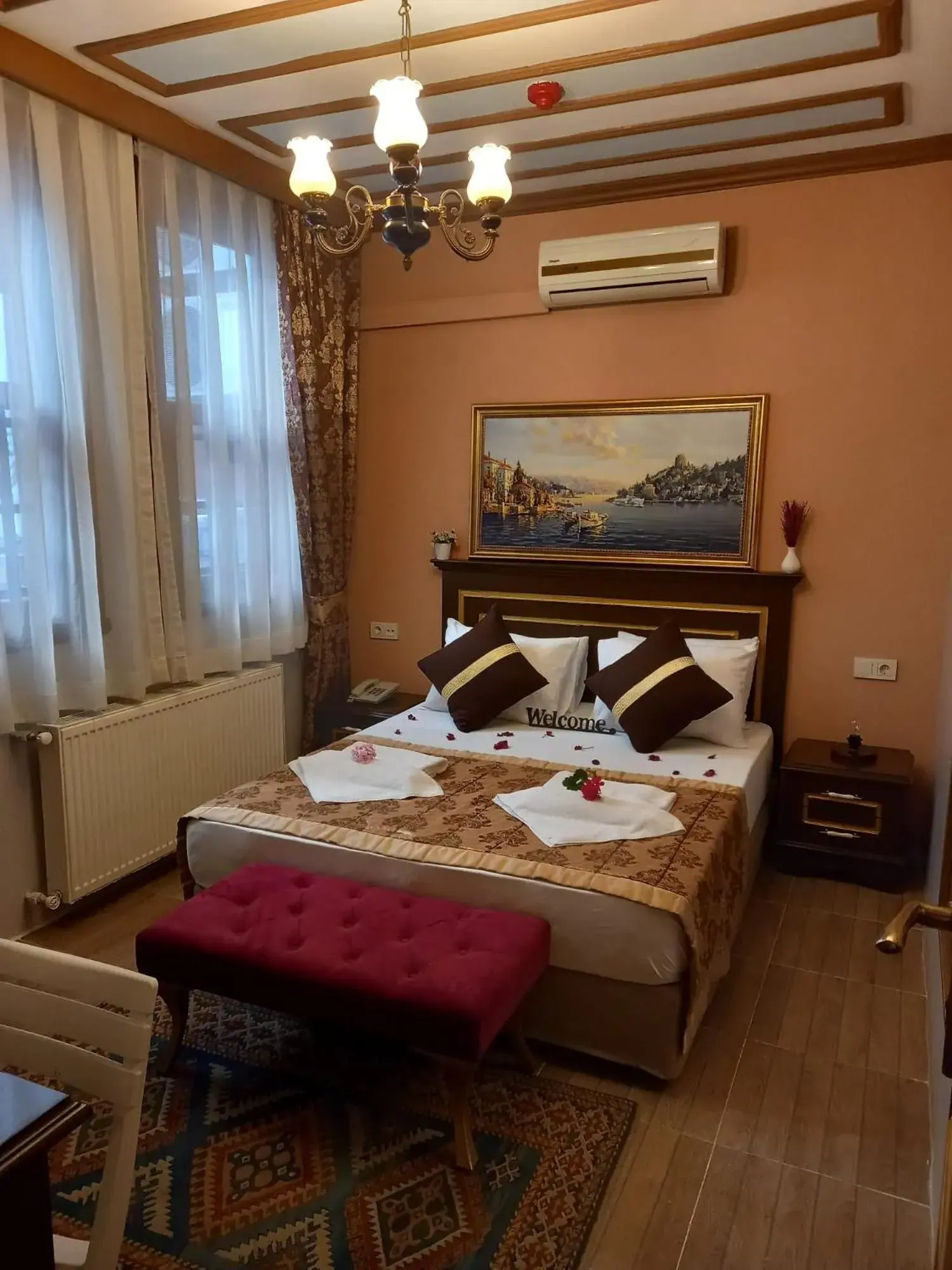 Budget Double Room in Emirhan Hotel, Sultanahmet Budget Double Room in Emirhan Hotel, Sultanahmet