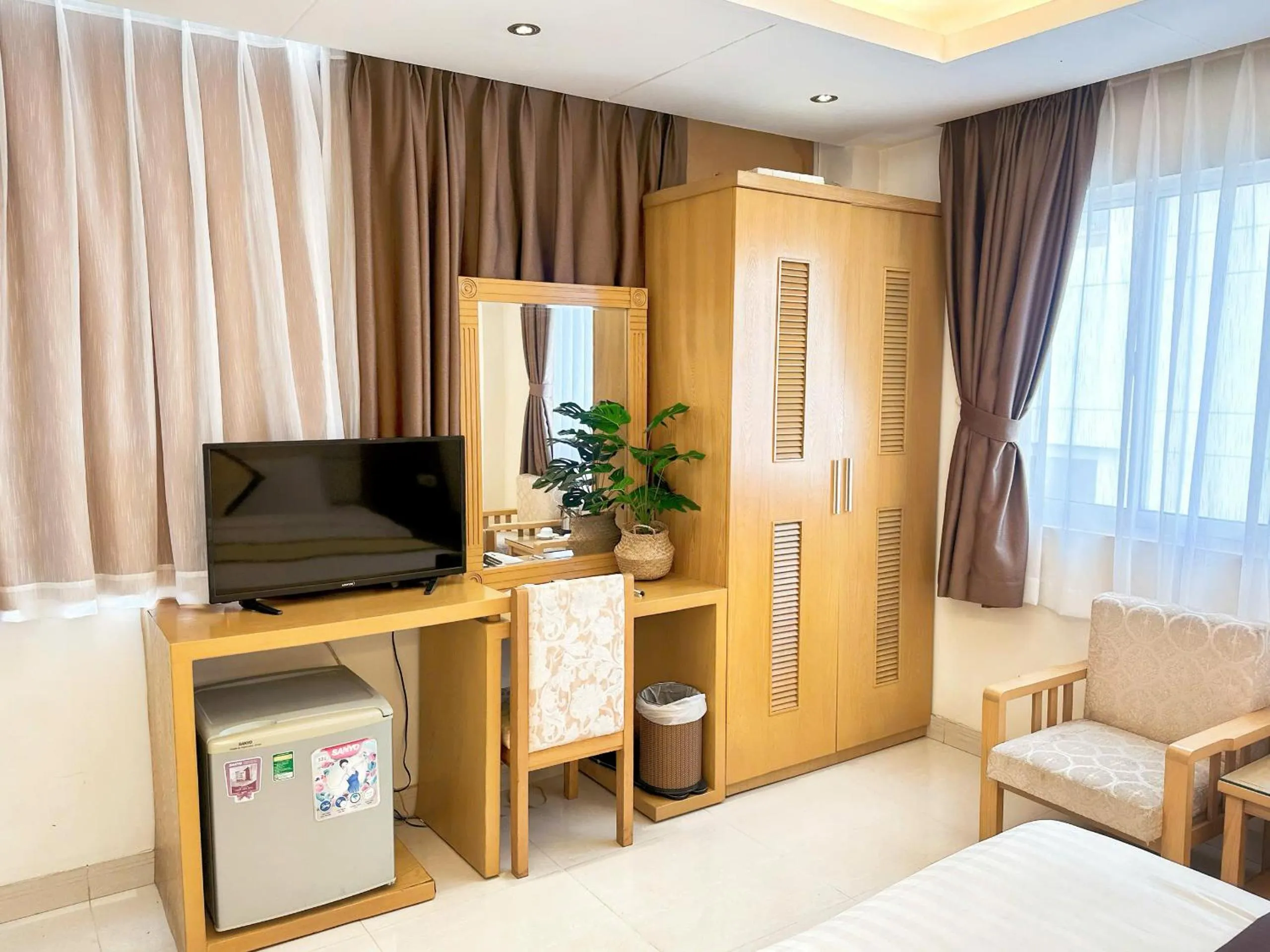 Communal lounge/ TV room, Bed in Vuong Tai Hotel