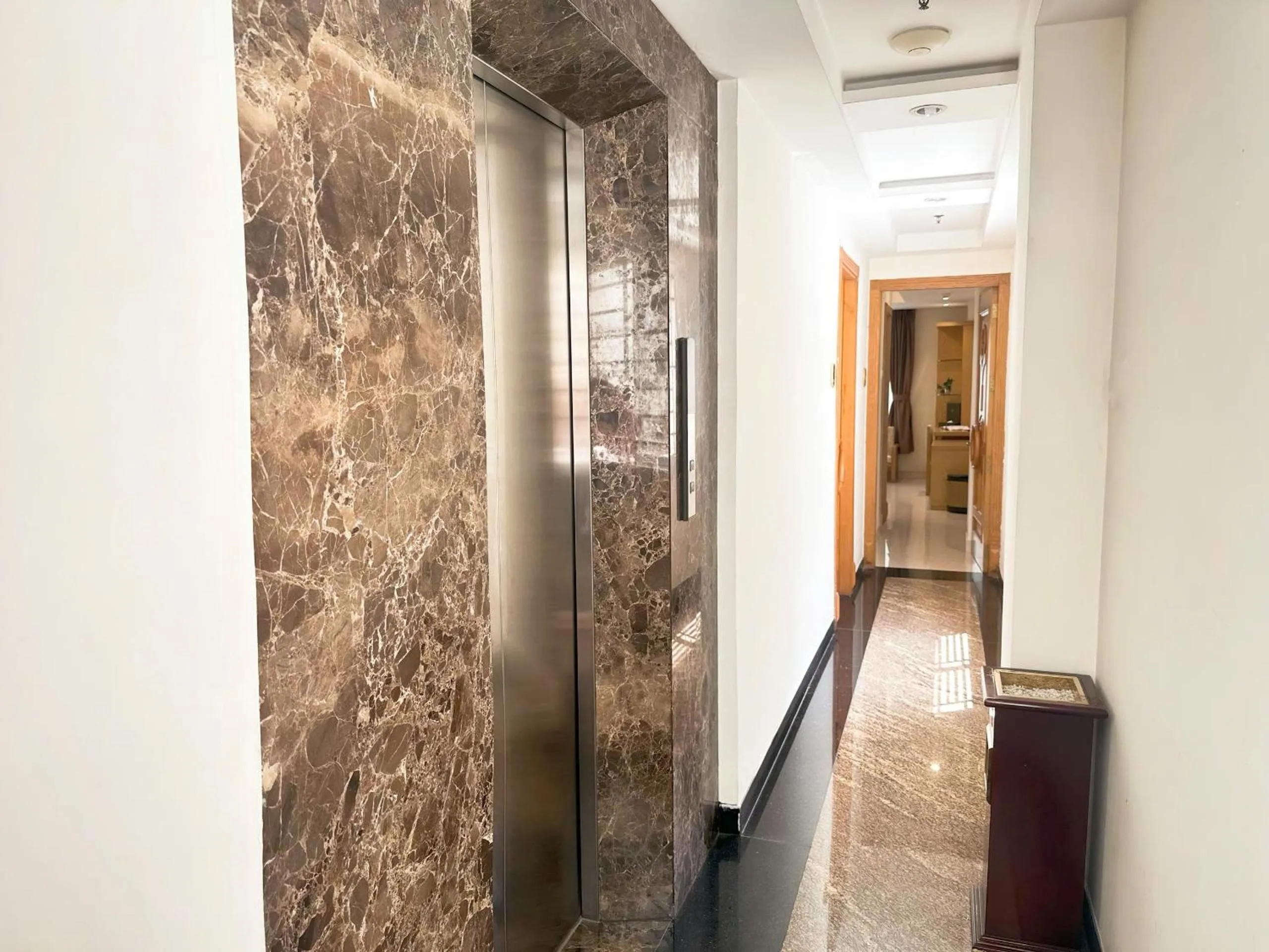elevator in Vuong Tai Hotel