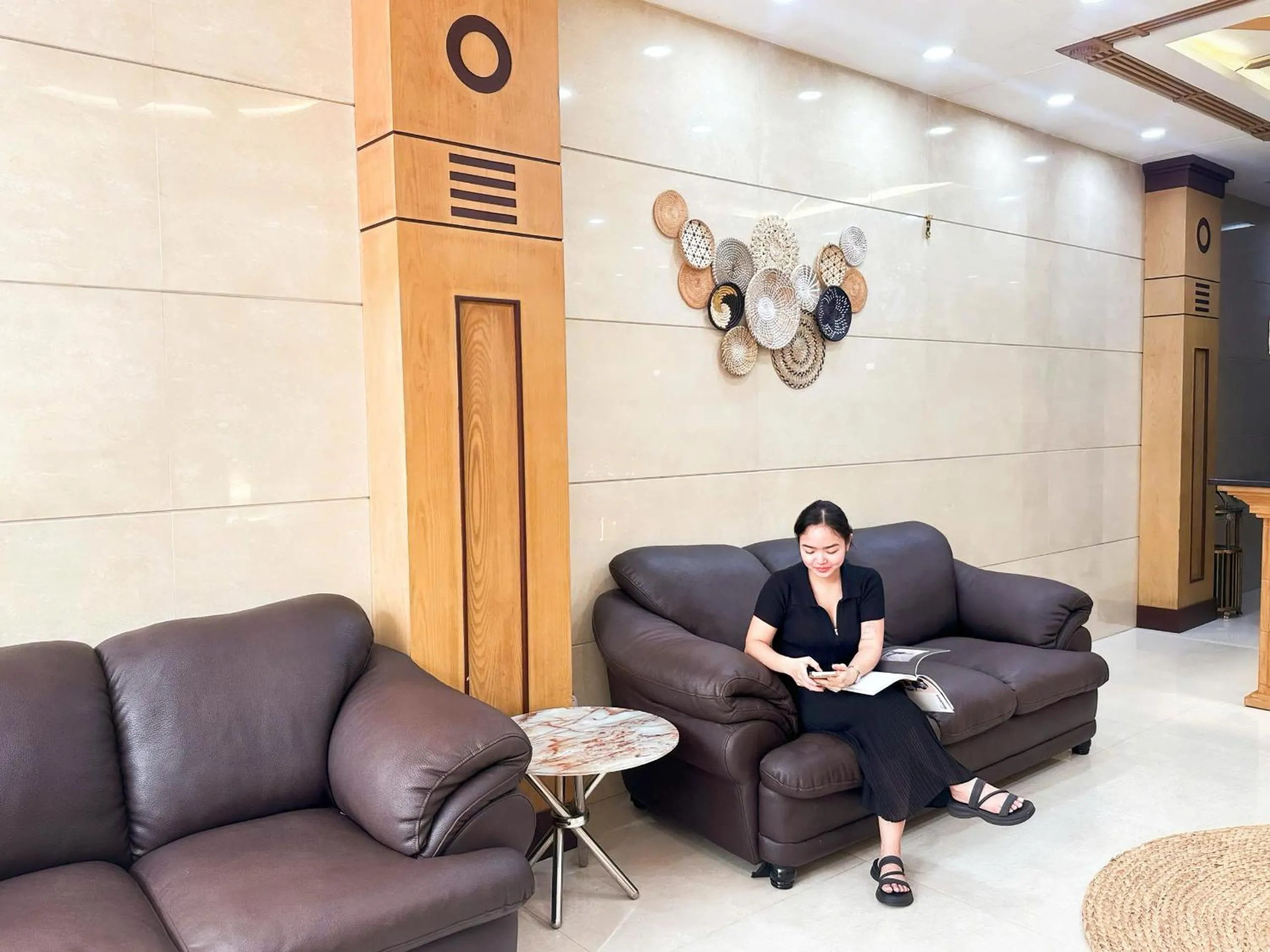 Seating area in Vuong Tai Hotel