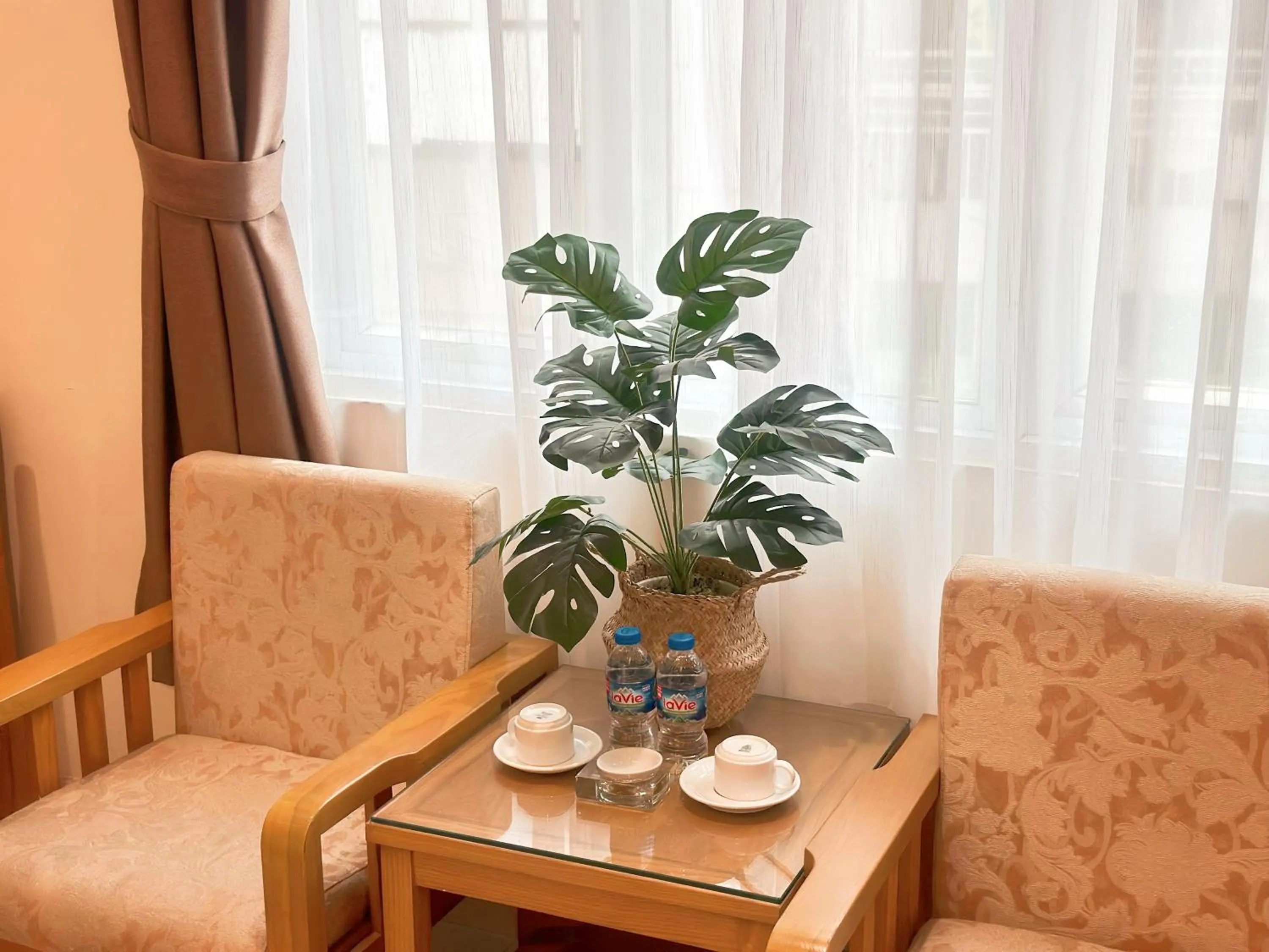 Seating area in Vuong Tai Hotel