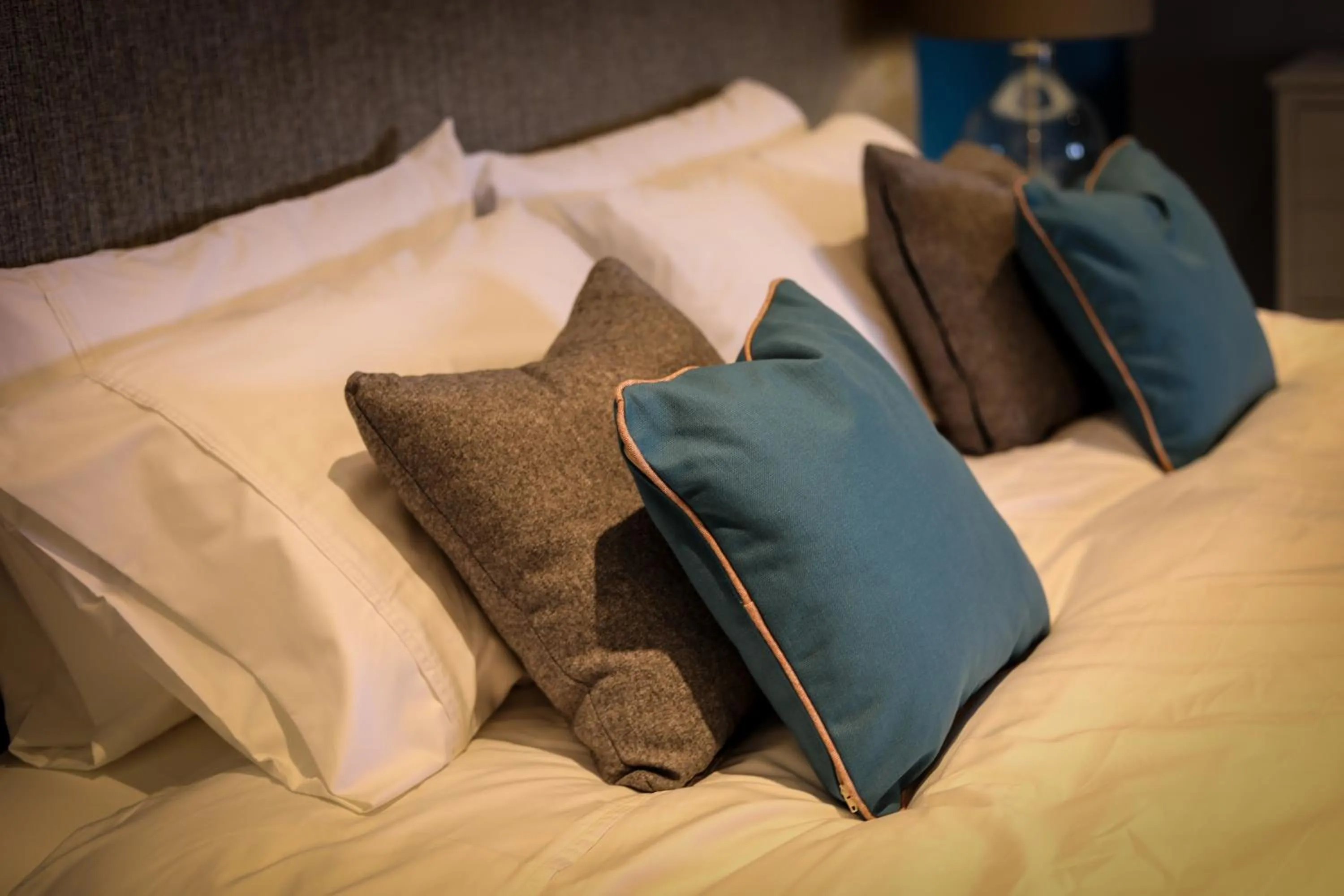 Bedroom, Bed in Bay and Bridge