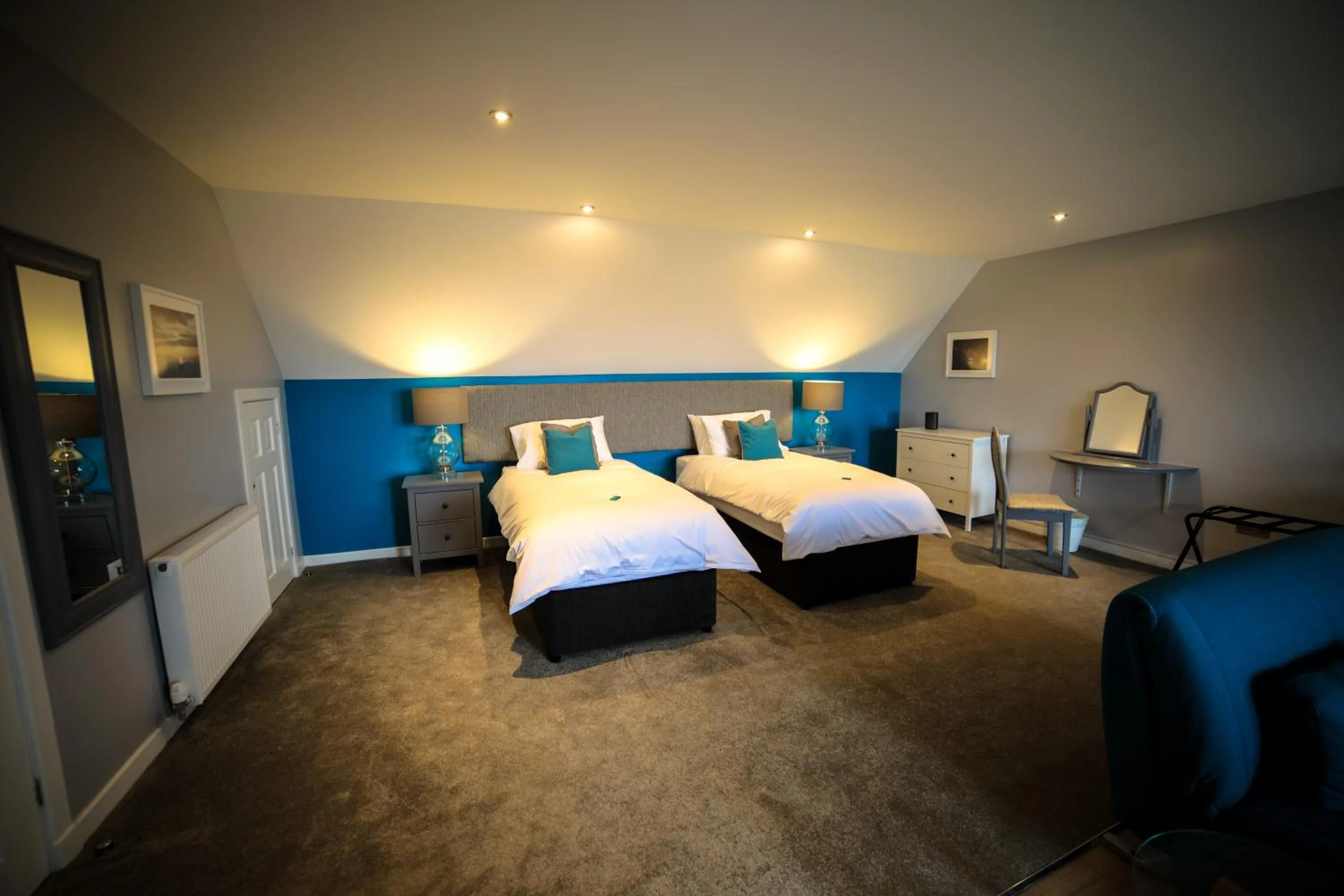 Bedroom, Bed in Bay and Bridge