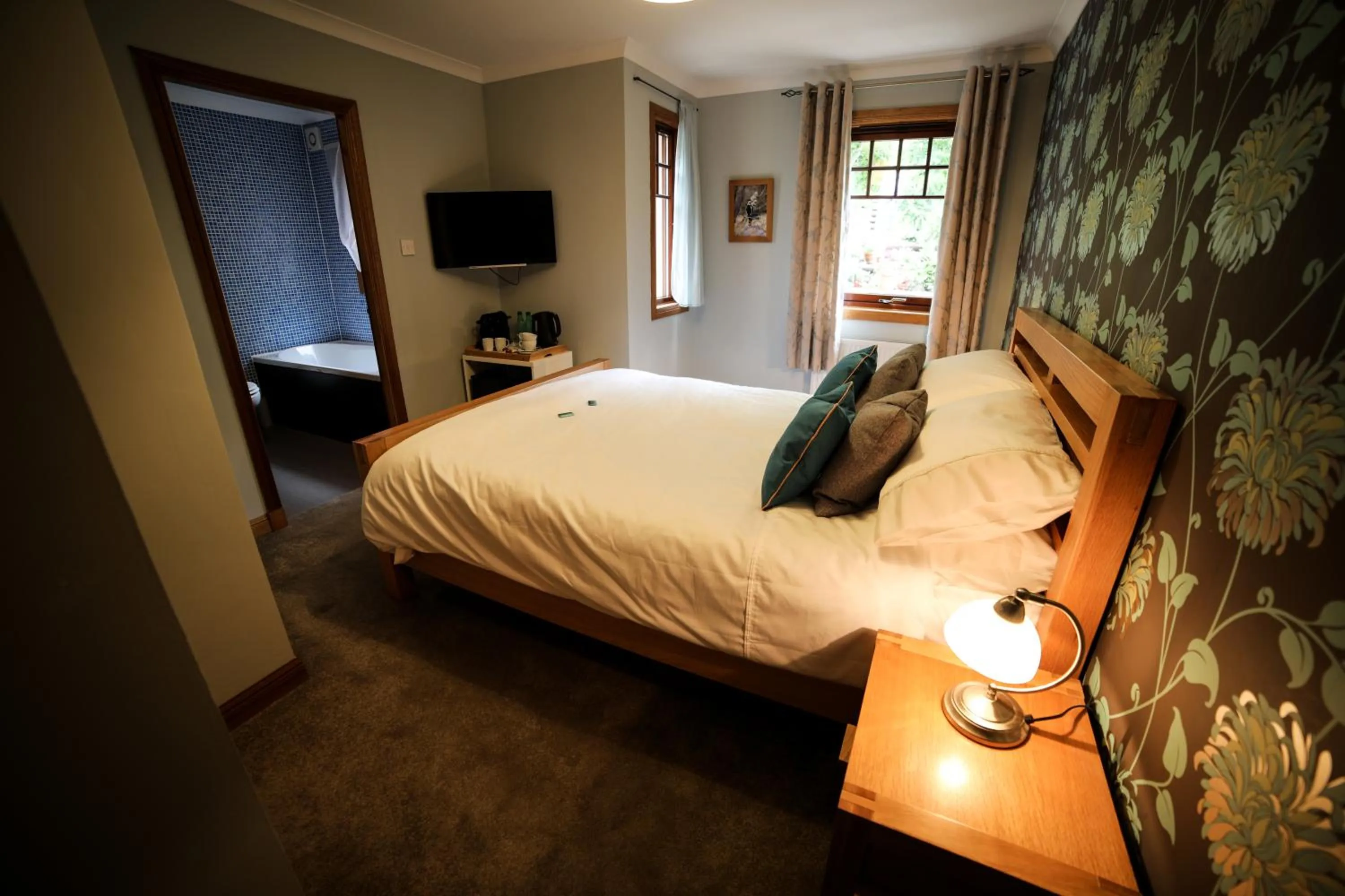 Bedroom, Bed in Bay and Bridge