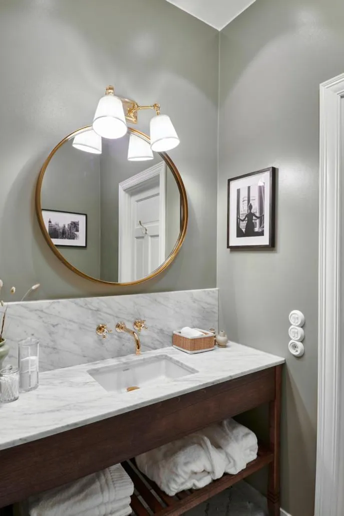 Bathroom, Bed in Villa Alma