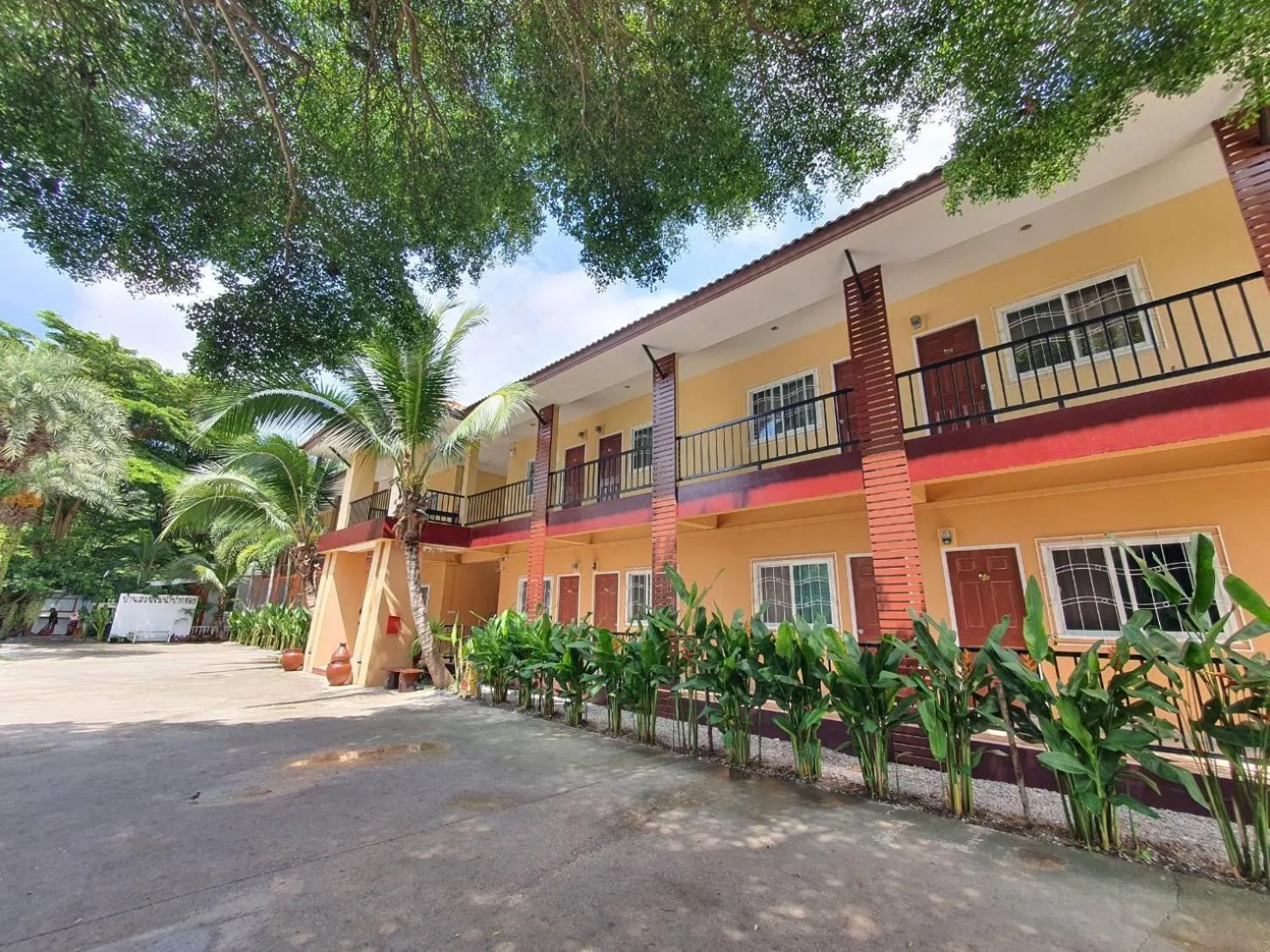 Bansuanrimnam Pakchong Resort