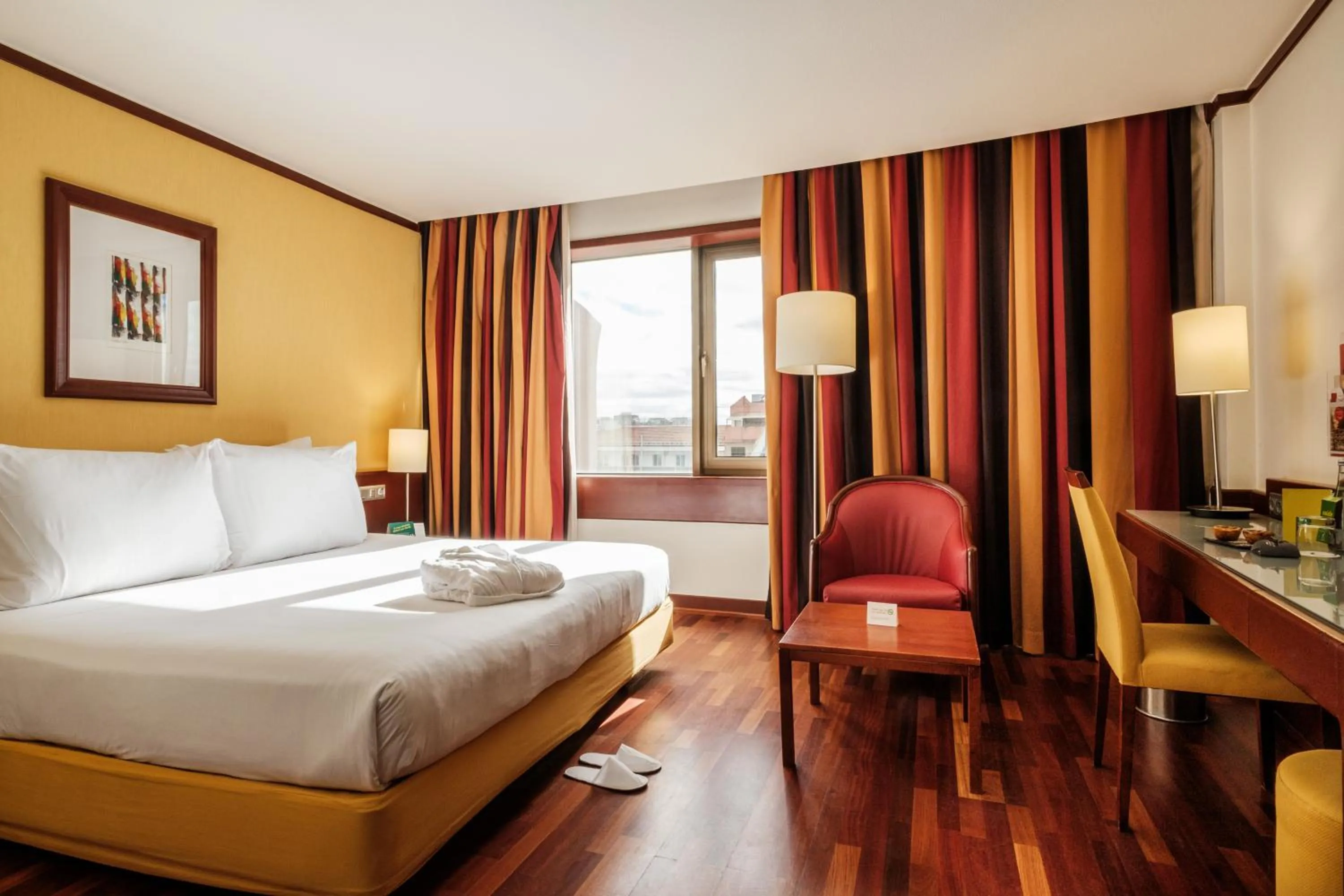 Photo of the whole room, Bed in Holiday Inn Lisbon-Continental by IHG
