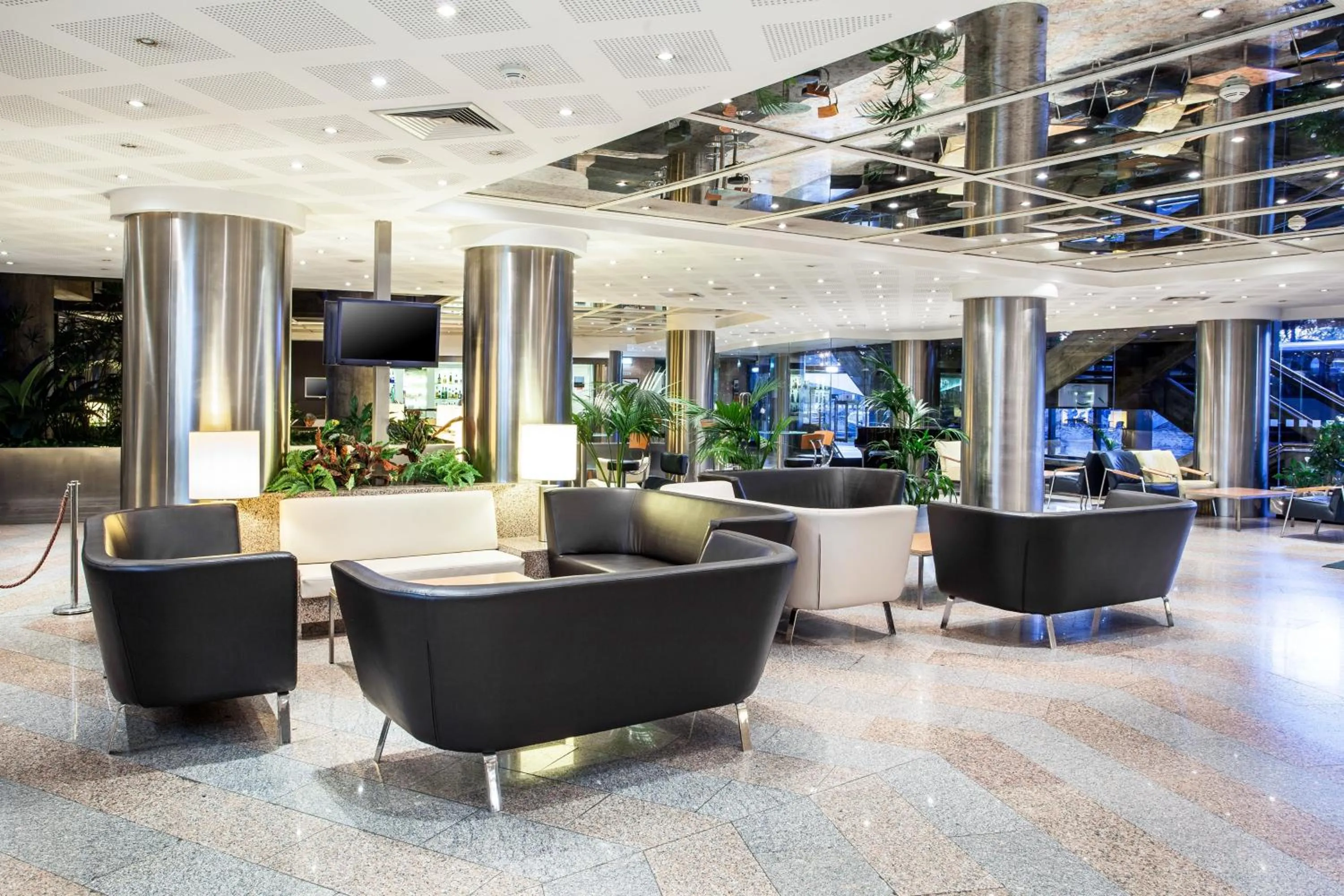 Lobby or reception in Holiday Inn Lisbon-Continental by IHG