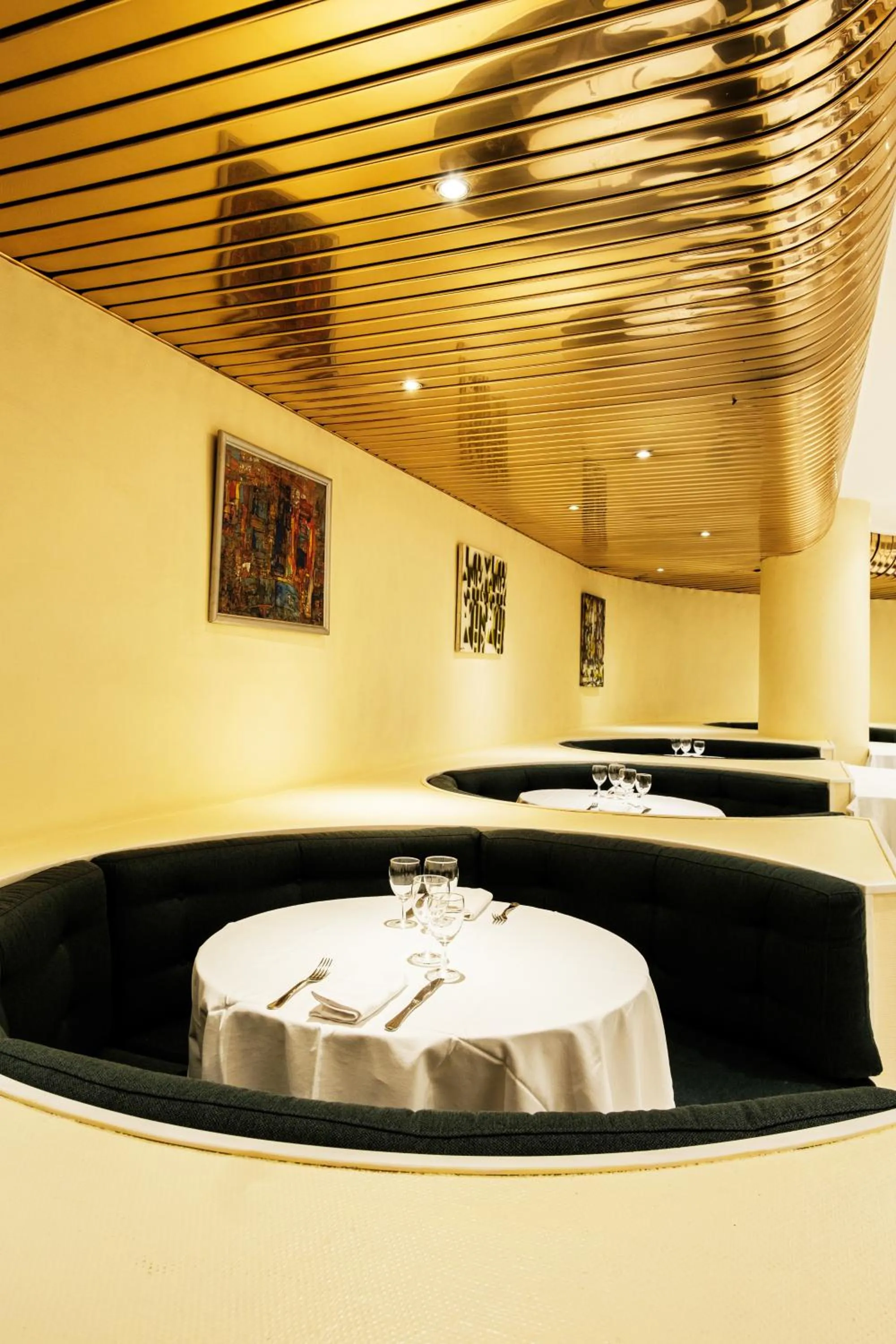 Dining area in Holiday Inn Lisbon-Continental by IHG