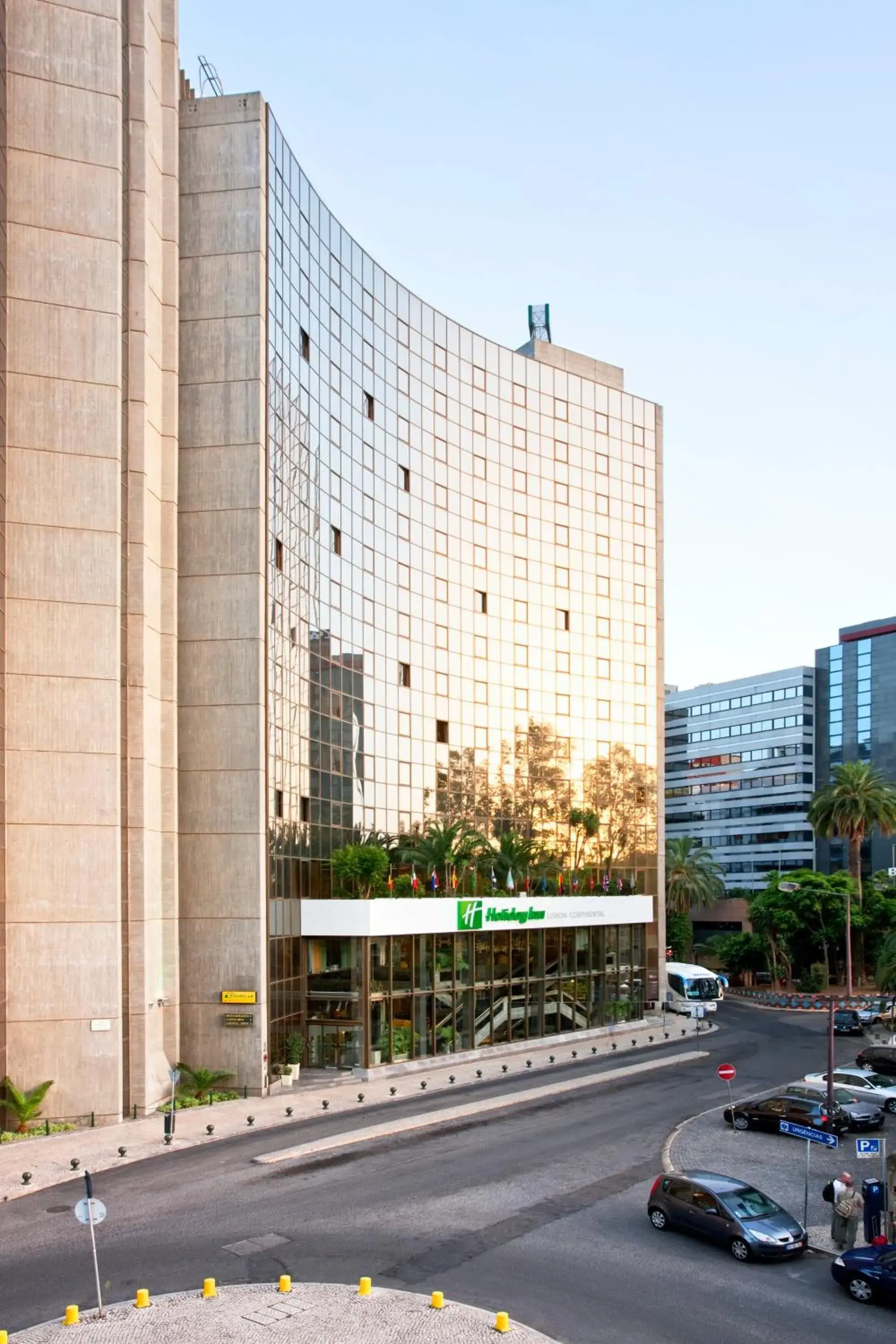 Facade/entrance in Holiday Inn Lisbon-Continental by IHG Facade/entrance in Holiday Inn Lisbon-Continental by IHG