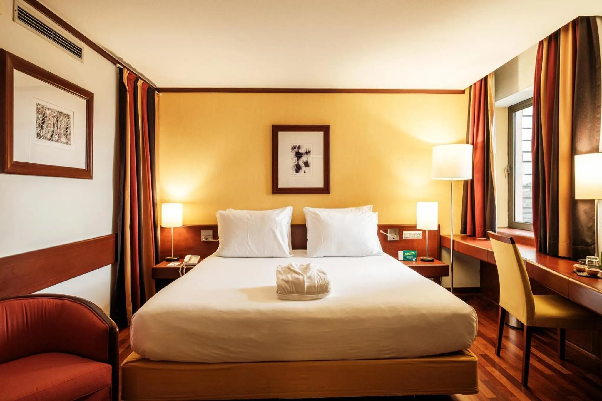 Photo of the whole room, Bed in Holiday Inn Lisbon-Continental by IHG