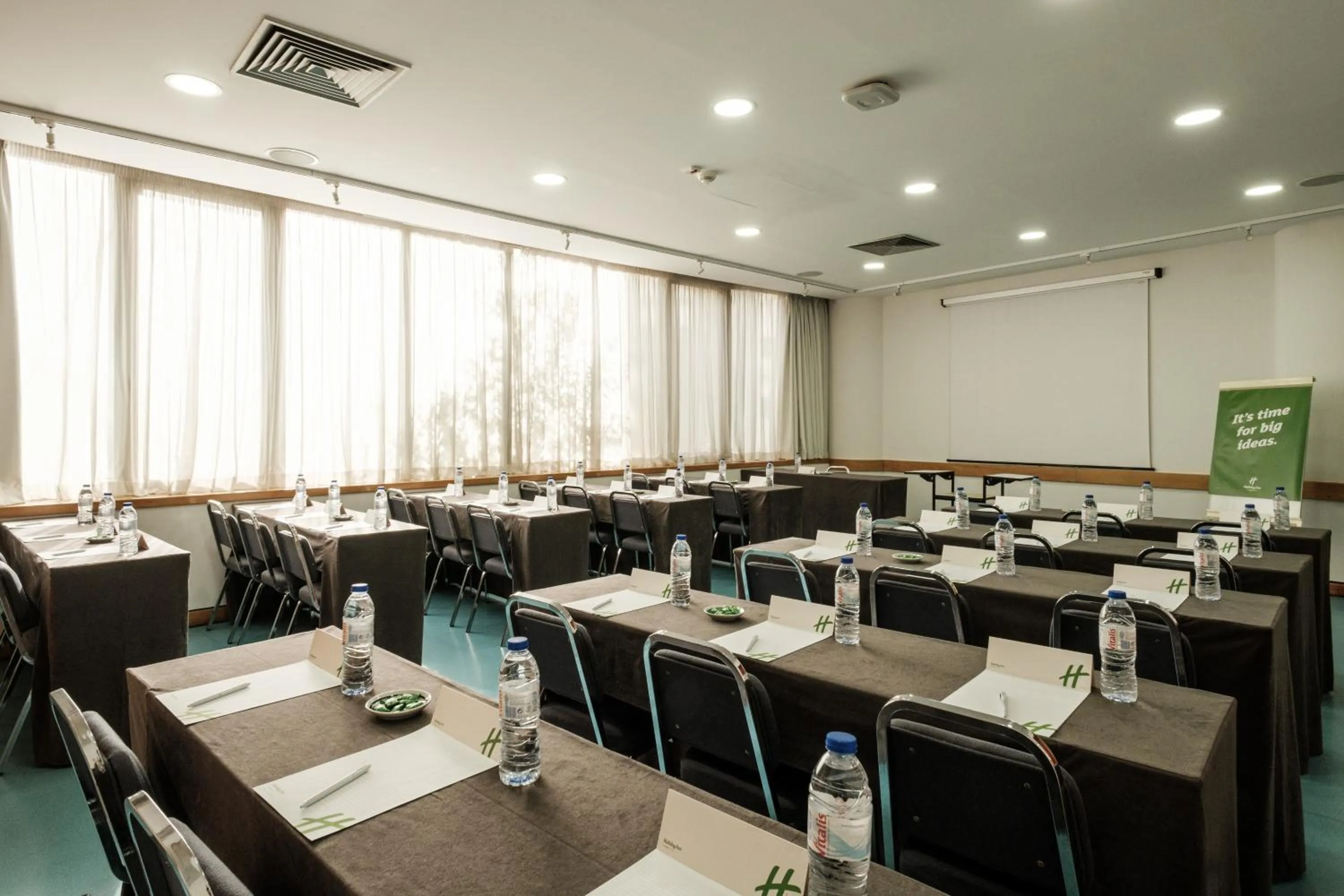 Meeting/conference room in Holiday Inn Lisbon-Continental by IHG