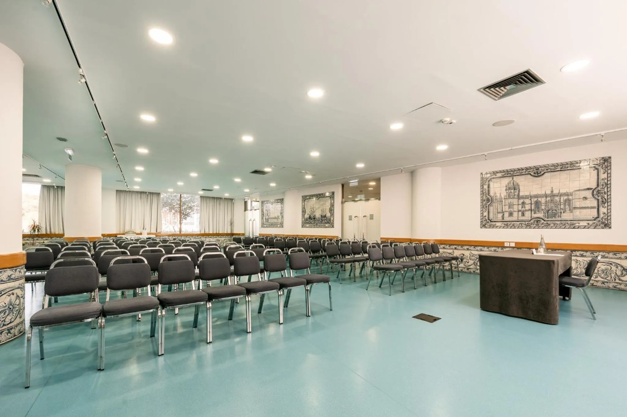 Meeting/conference room in Holiday Inn Lisbon-Continental by IHG