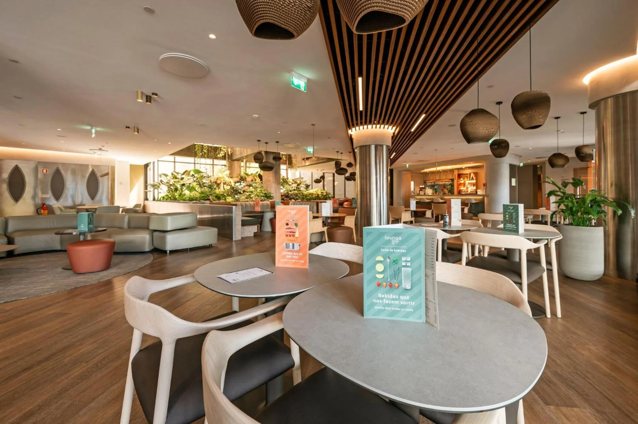 Lounge or bar in Holiday Inn Lisbon-Continental by IHG