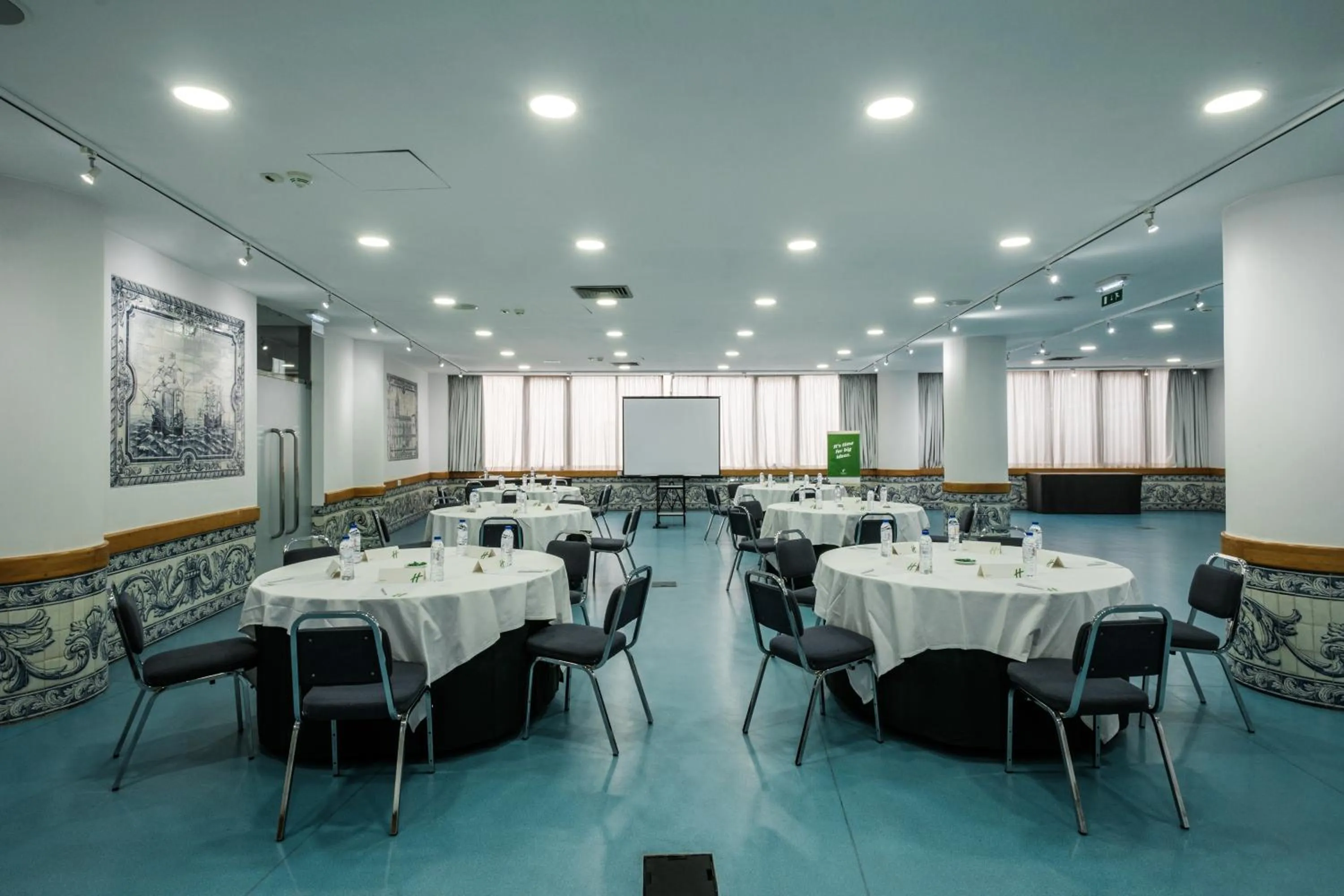 Meeting/conference room in Holiday Inn Lisbon-Continental by IHG