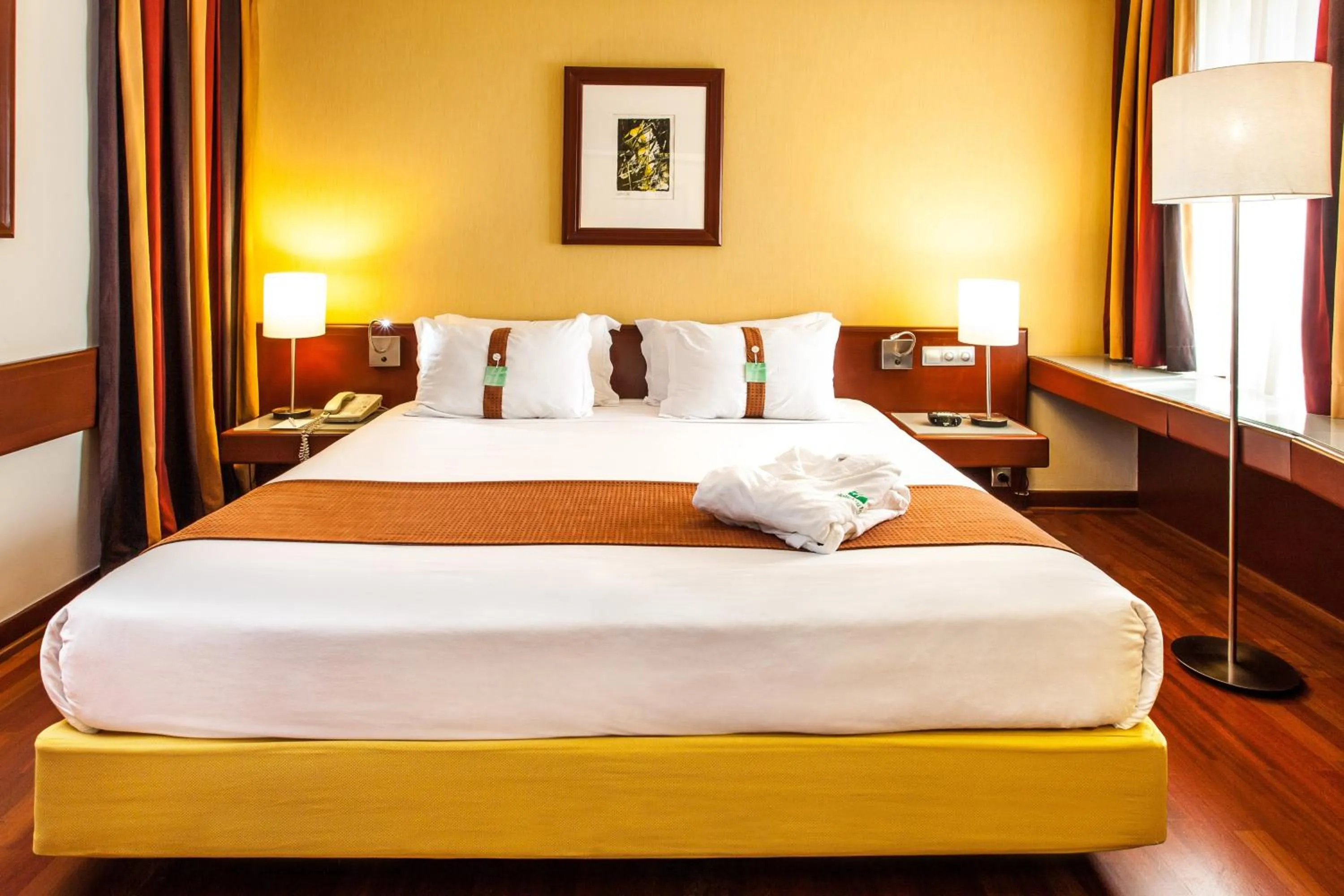 Photo of the whole room, Bed in Holiday Inn Lisbon-Continental by IHG