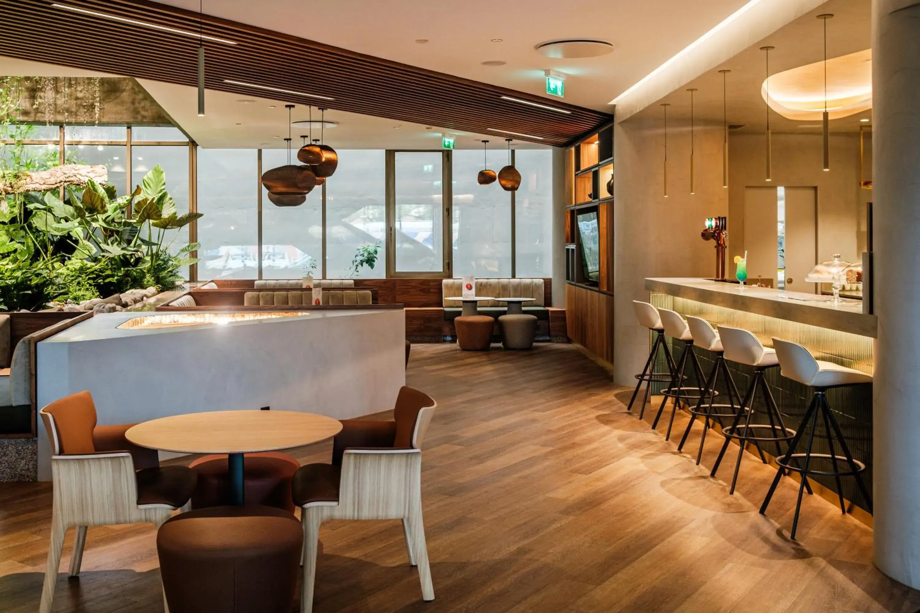 Lounge or bar in Holiday Inn Lisbon-Continental by IHG Lounge or bar in Holiday Inn Lisbon-Continental by IHG