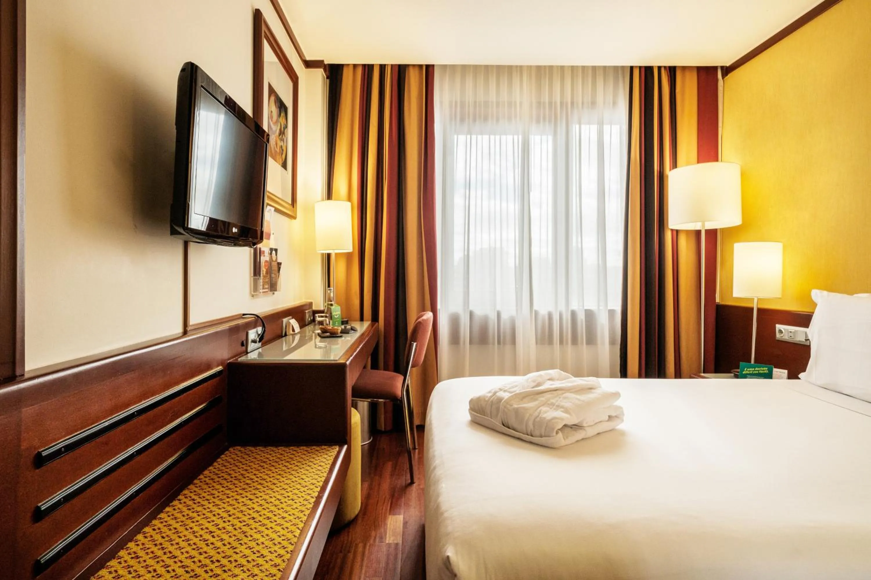 Bed in Holiday Inn Lisbon-Continental by IHG