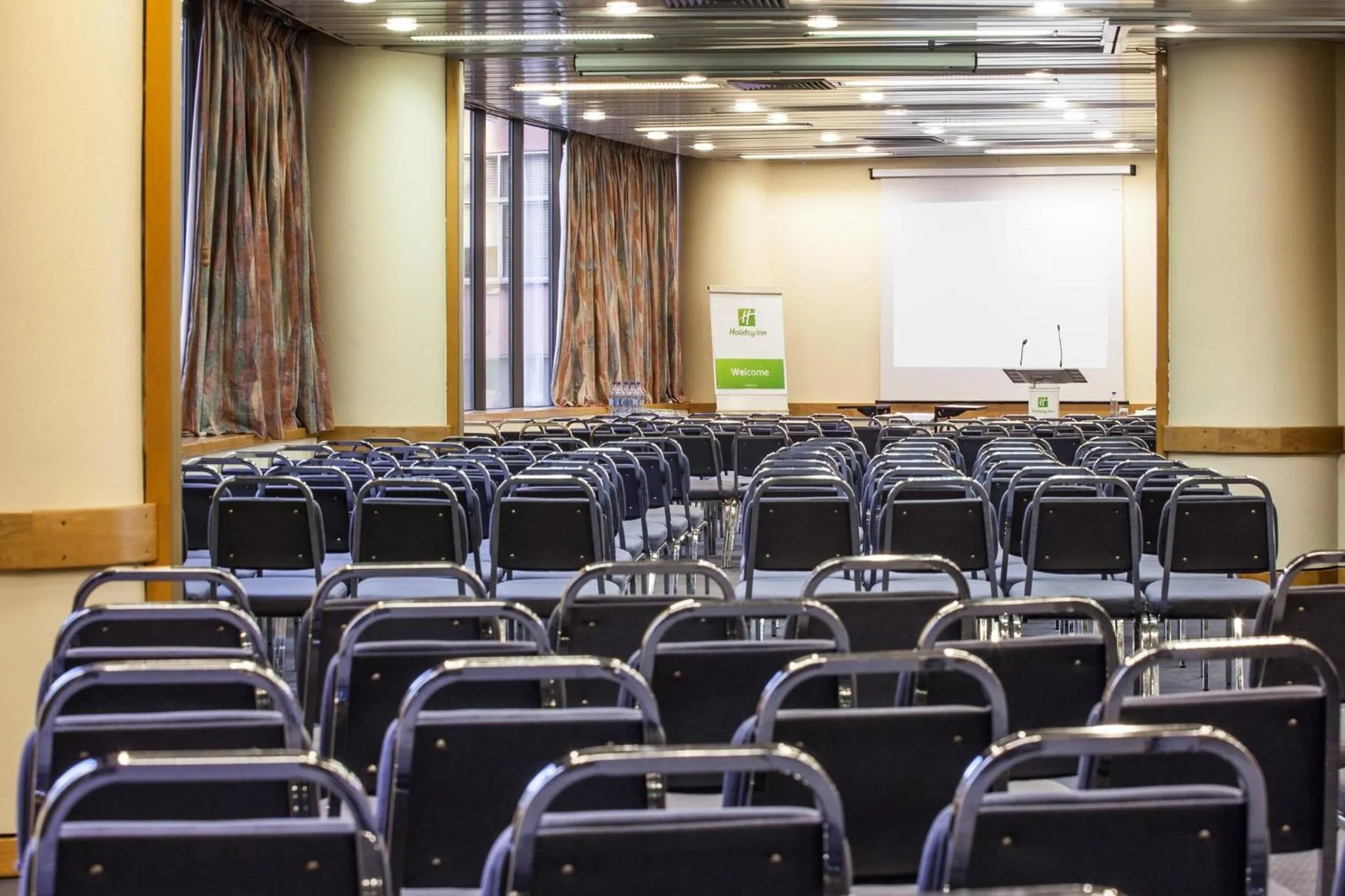 Meeting/conference room in Holiday Inn Lisbon-Continental by IHG